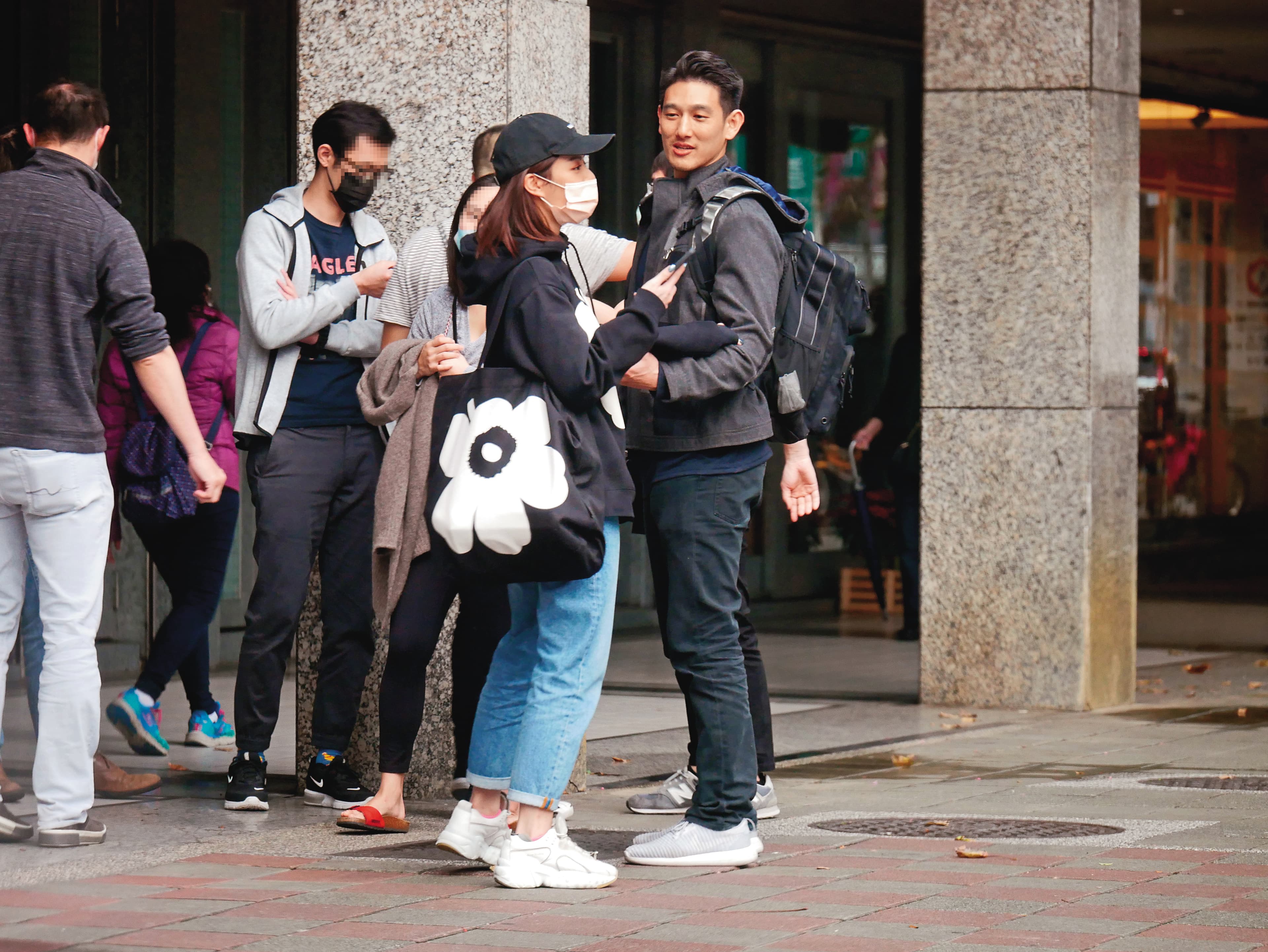 宋芸樺(左)曾被本刊直擊,當街和帥男友(右)甜蜜互動。