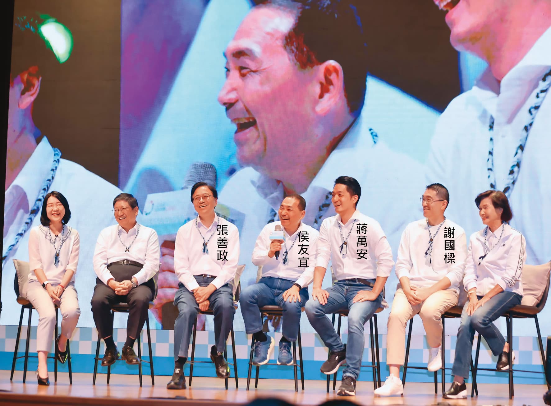 侯友宜23日在青年創議市集活動上,周圍坐滿北部正副首長,有如藍營新共主。(新北市政府提供)