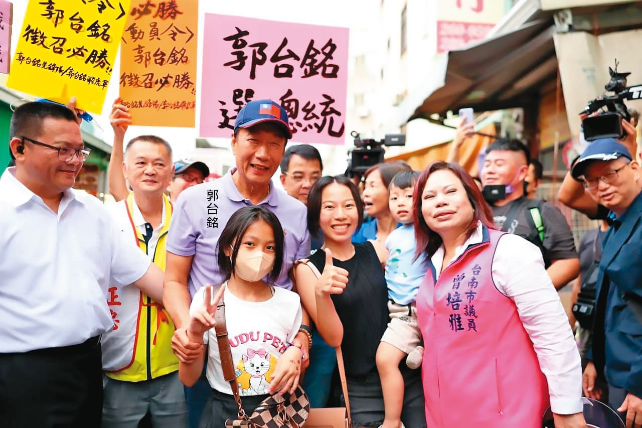 相較侯友宜受困於新北市政,郭台銘全台跑透透,23日前往台南崇義市場掃街。(翻攝郭台銘臉書)