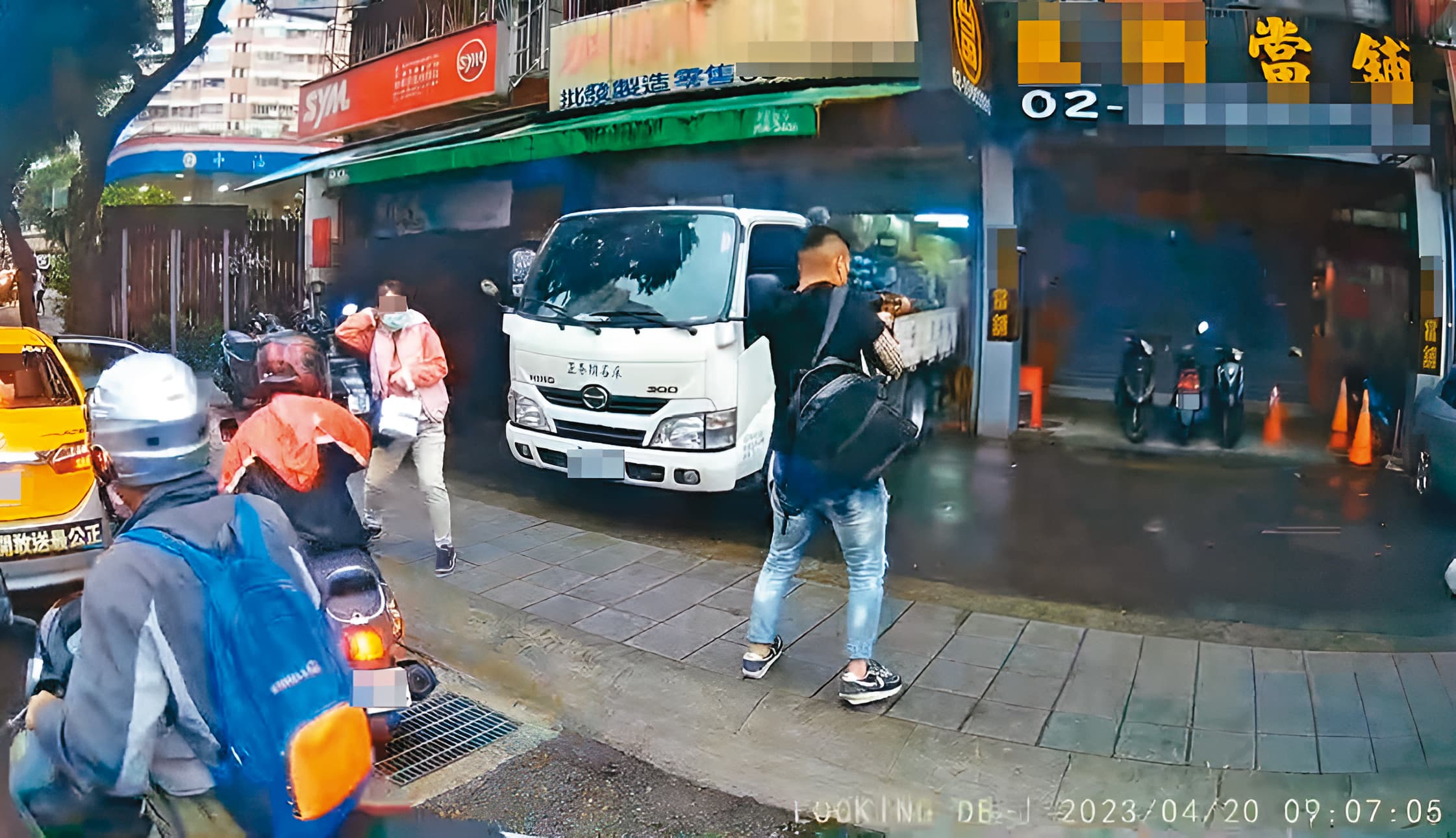 新北土城1名17歲少年20日在上班車潮時段,朝著當鋪開槍,引發各界關注。(讀者提供)