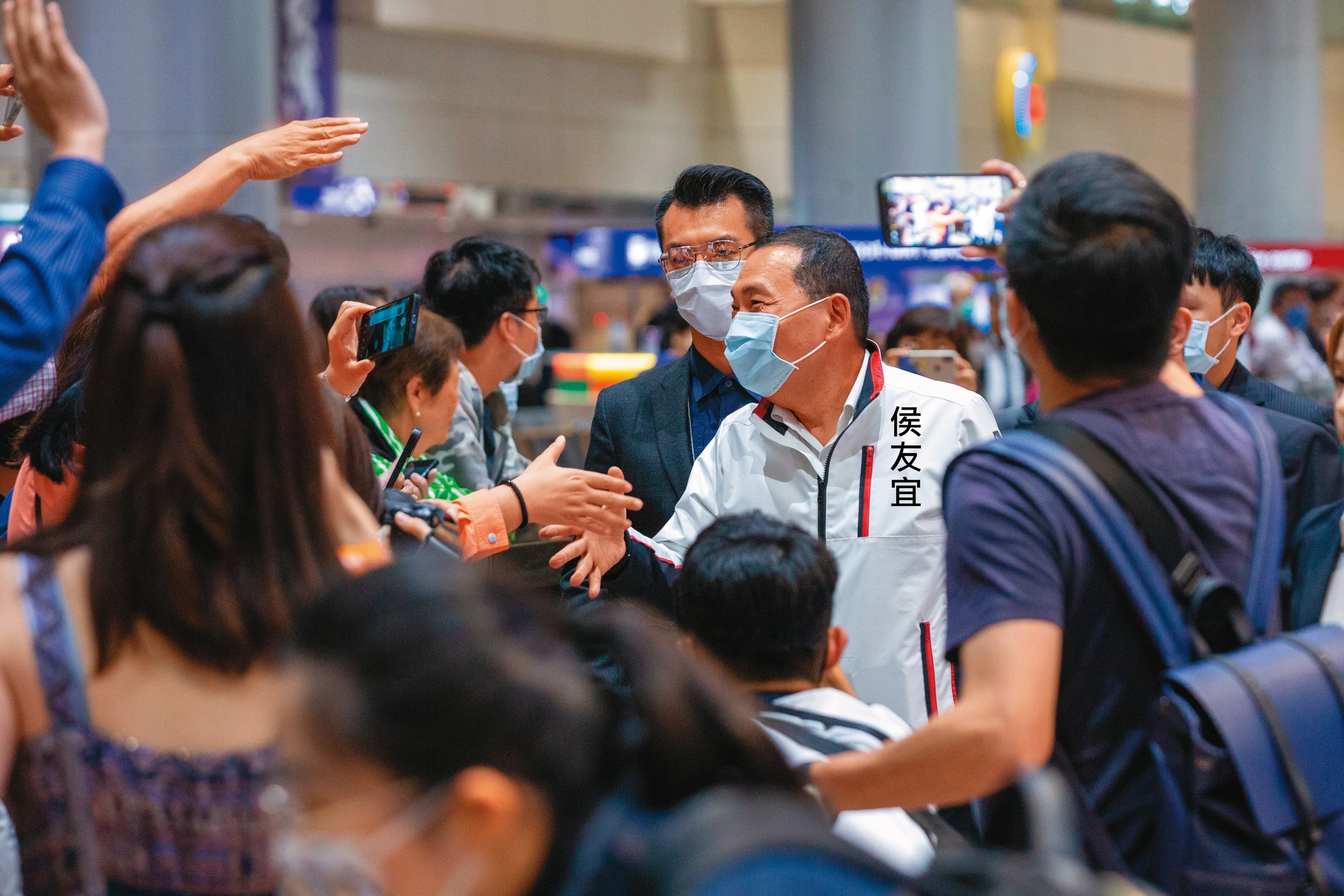 侯友宜結束新加坡訪問之旅,22日抵達國門被大批媒體包圍。