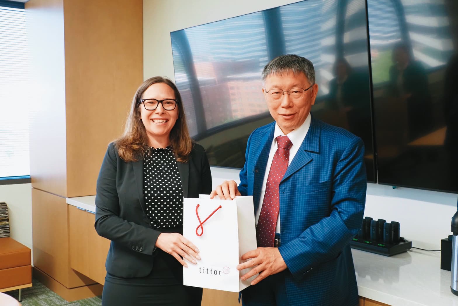 被國民黨鎖定整合泛藍勢力的柯文哲(右),日前啟動訪美行程,會見AIT主席羅森伯格(左)。(民眾黨提供)