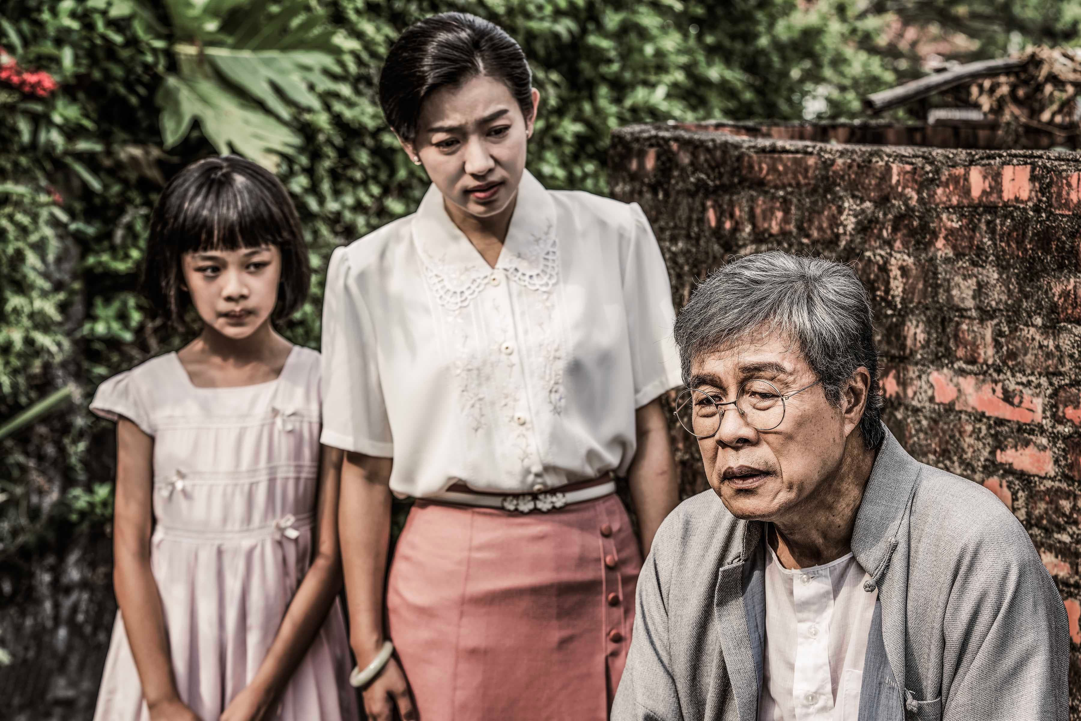 公視《牛車來去》劇中大結局,米可白(中)、安心亞演到頭髮花白的中年,兩人異口同聲是揣摩自己母親。(公視提供)