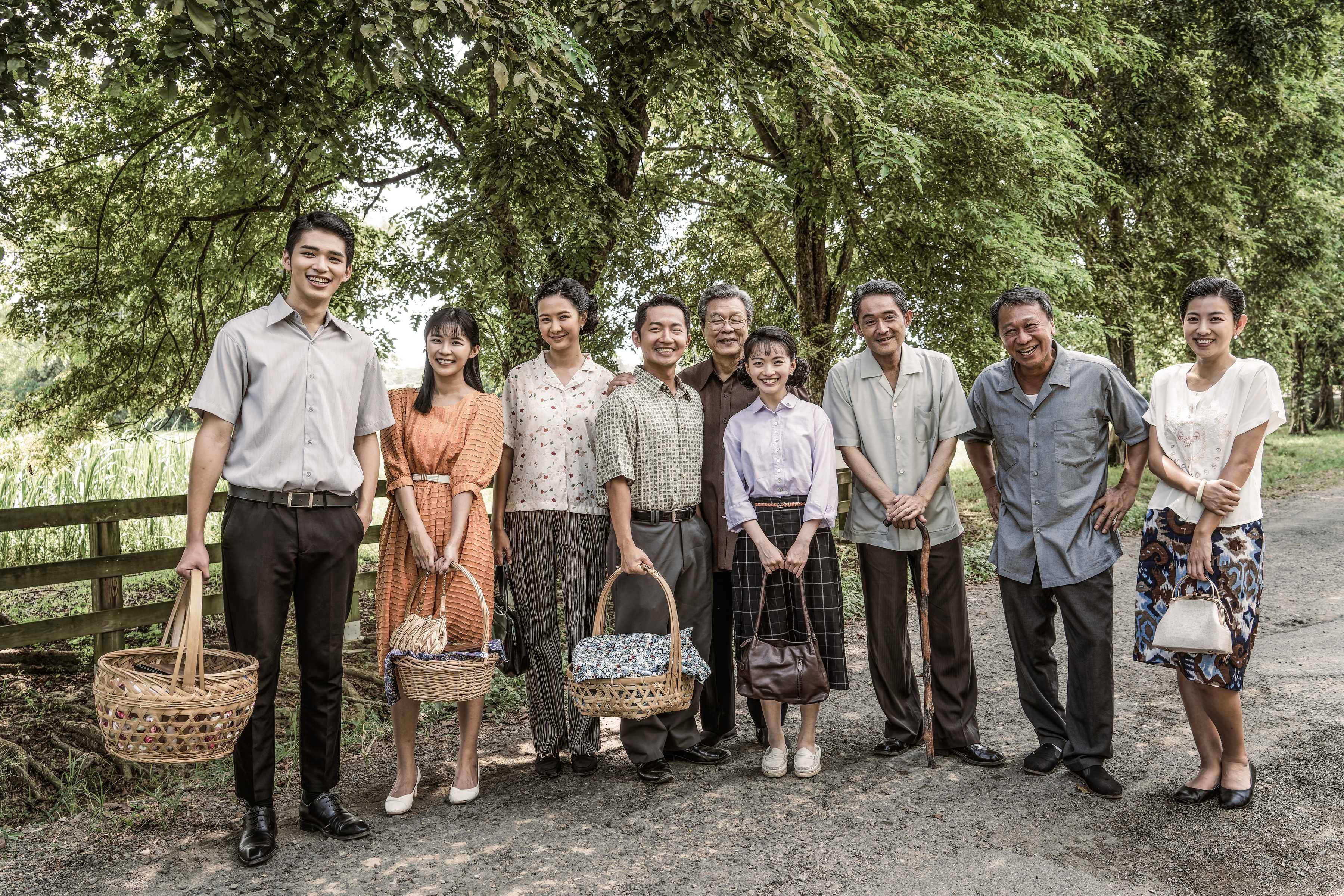 公視《牛車來去》劇中美好大結局 陳蔡邱許四家一起去野餐。(左起王品澔、林萱瑜、安心亞、蔡昌憲、楊烈、喬湲媛、江國賓、游安順、米可白)