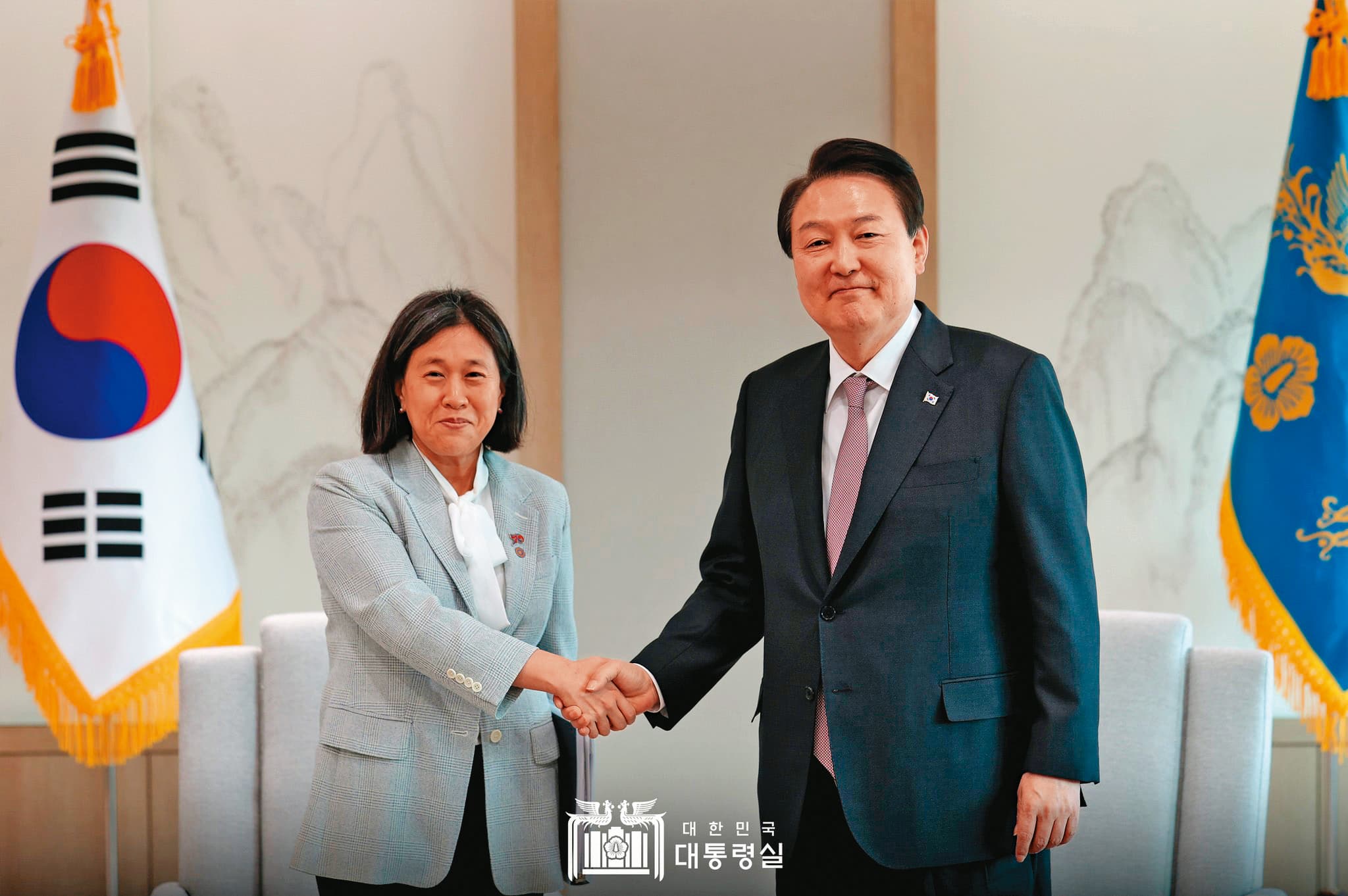 南韓總統尹錫悅(右)表示,晶片法案新規讓三星、SK海力士擔憂。(翻攝青瓦臺臉書)