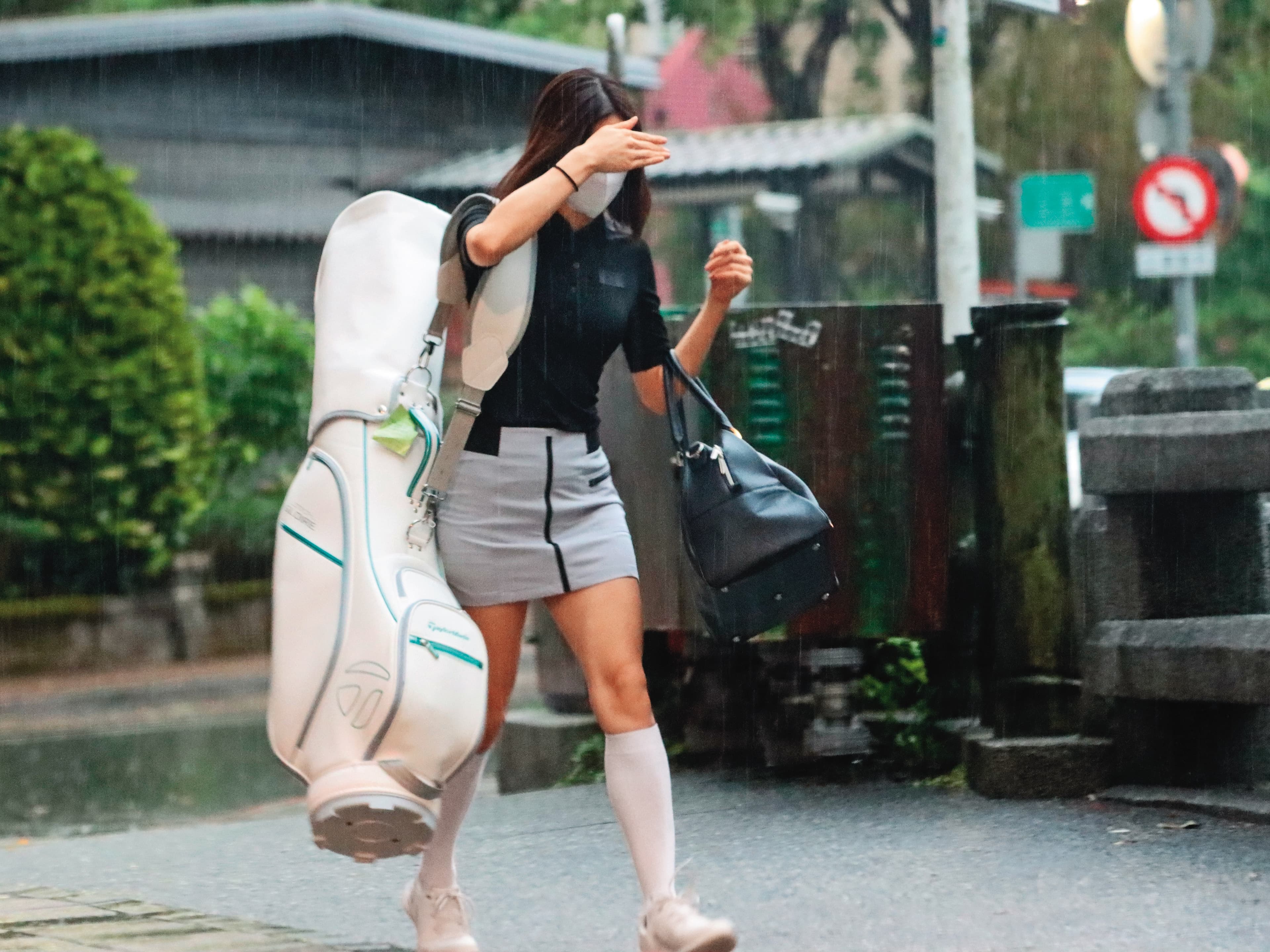 17:04 雨下很大，席惟倫看來心情很糟，被王子丟包還轉搭捷運，大包小包很是艱辛。