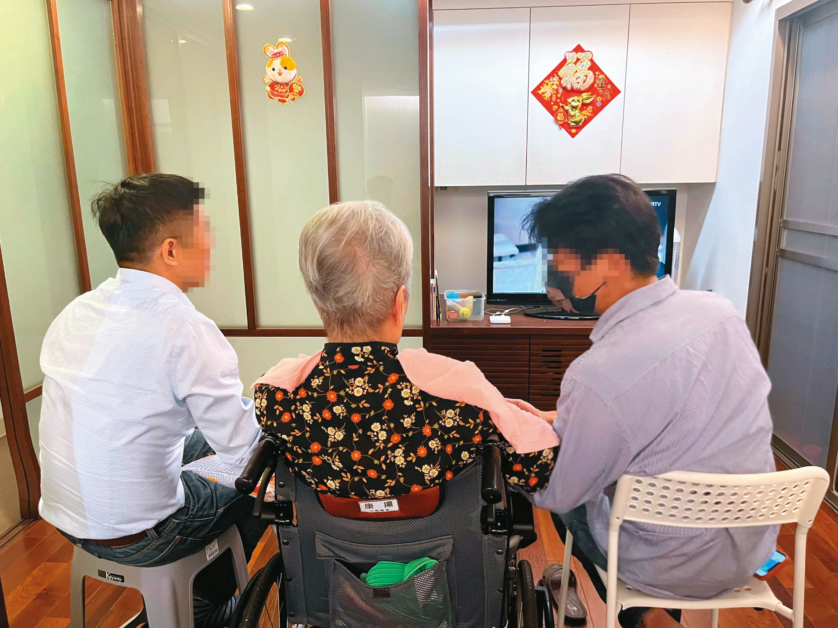 李鍾桂(中)罹患失智症,李家人Pual(右)和Tom(左)將她接回照顧。(讀者提供)