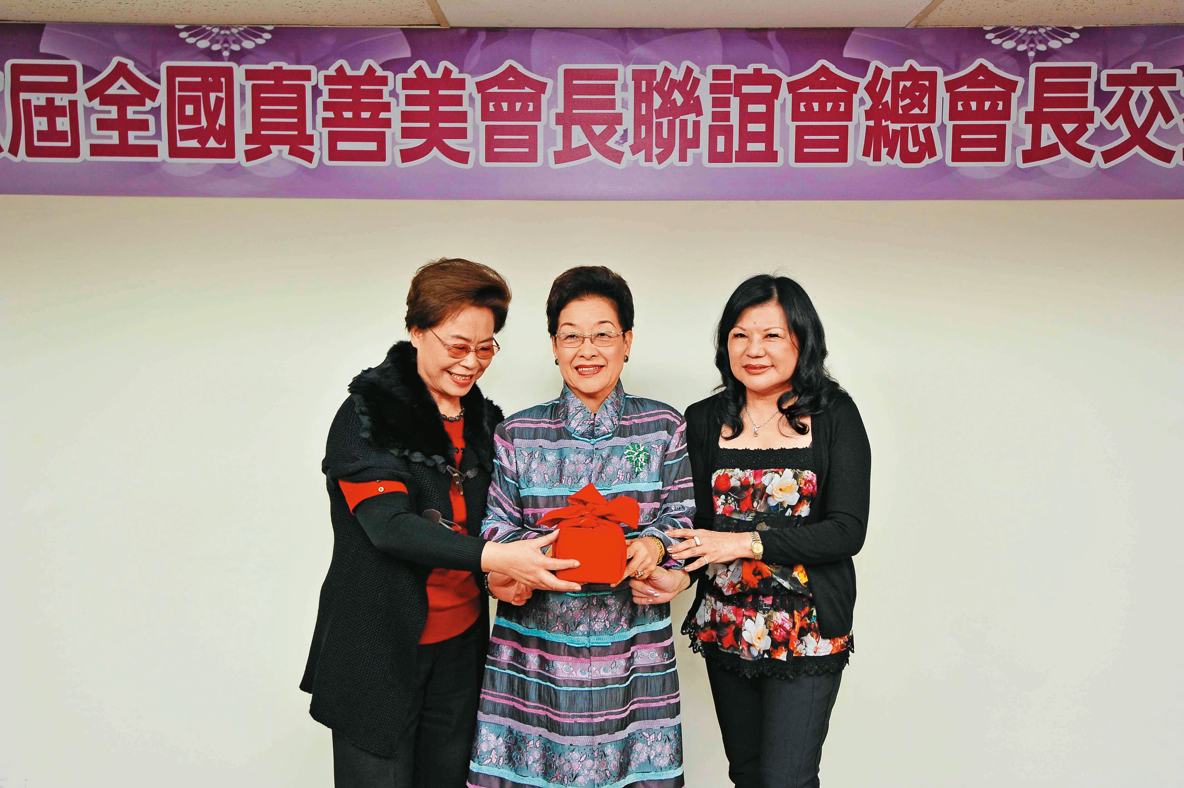 李鍾桂(中)退休後創立財團法人真善美基金會,舉辦許多慈善活動。(翻攝救國團官網)