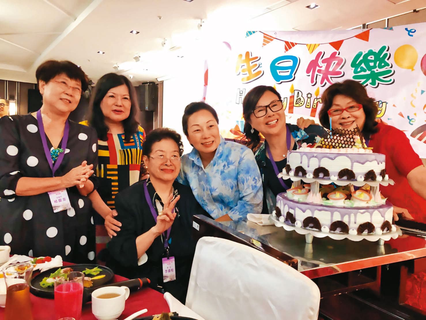 李鍾桂(左3)在政壇影響力大,許多女性政治人物會幫她慶生。(翻攝真善美基金會官網)