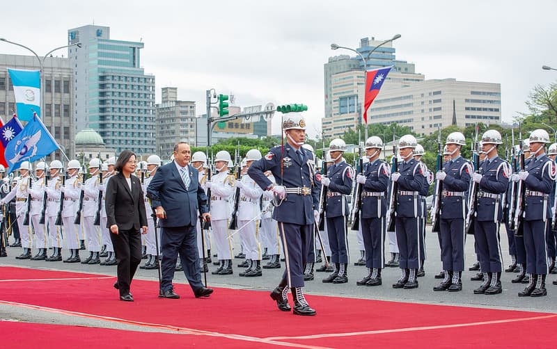 蔡英文今早以隆重軍禮歡迎瓜地馬拉共和國總統賈麥岱。(總統府提供)