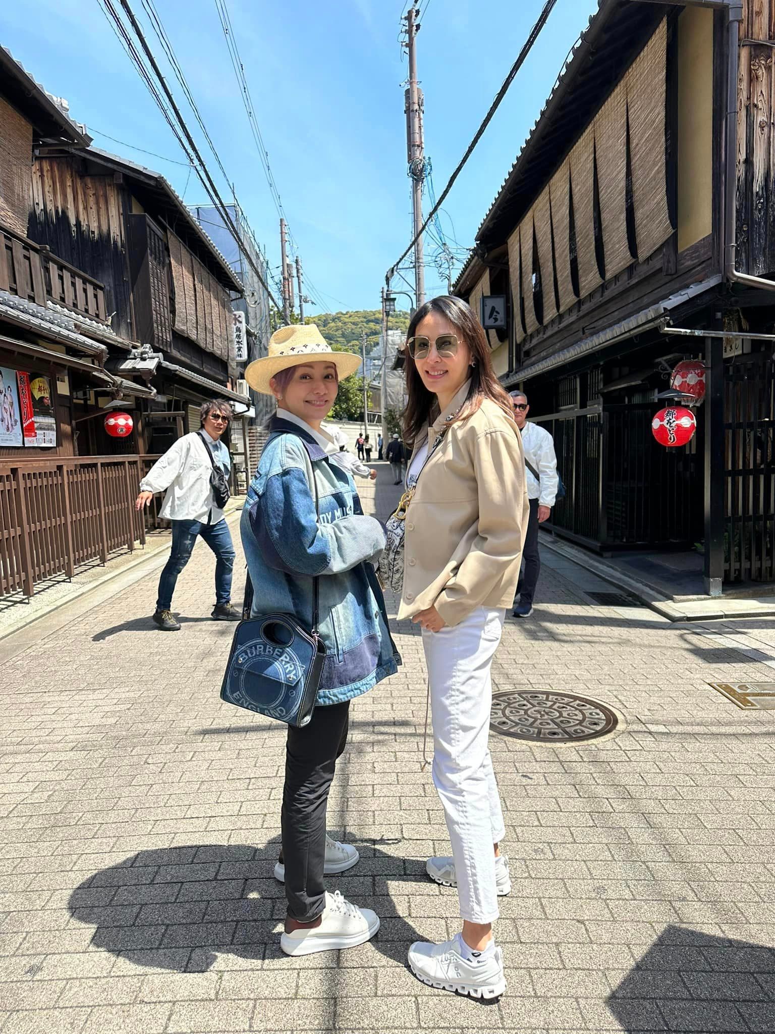 賈永婕(右起)、季芹、王仁甫一起遊京都。(翻攝賈永婕臉書)