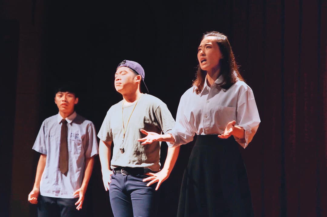 宋婭彤(右)除了是主持人外,近期也嘗試音樂劇演出。(翻攝自宋婭彤IG)