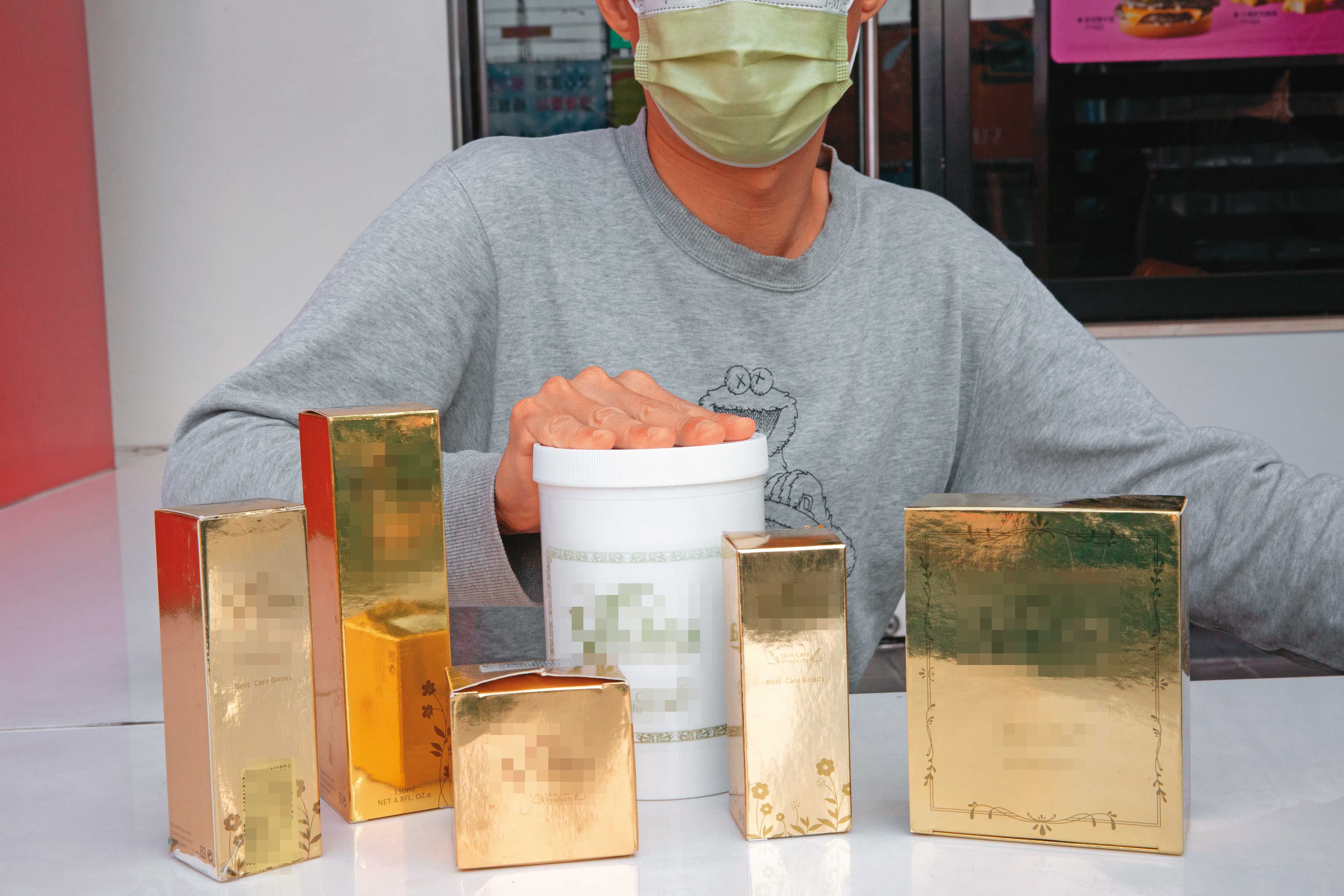 男客C先生為求脫身,被迫買下一組三萬元的保養品。