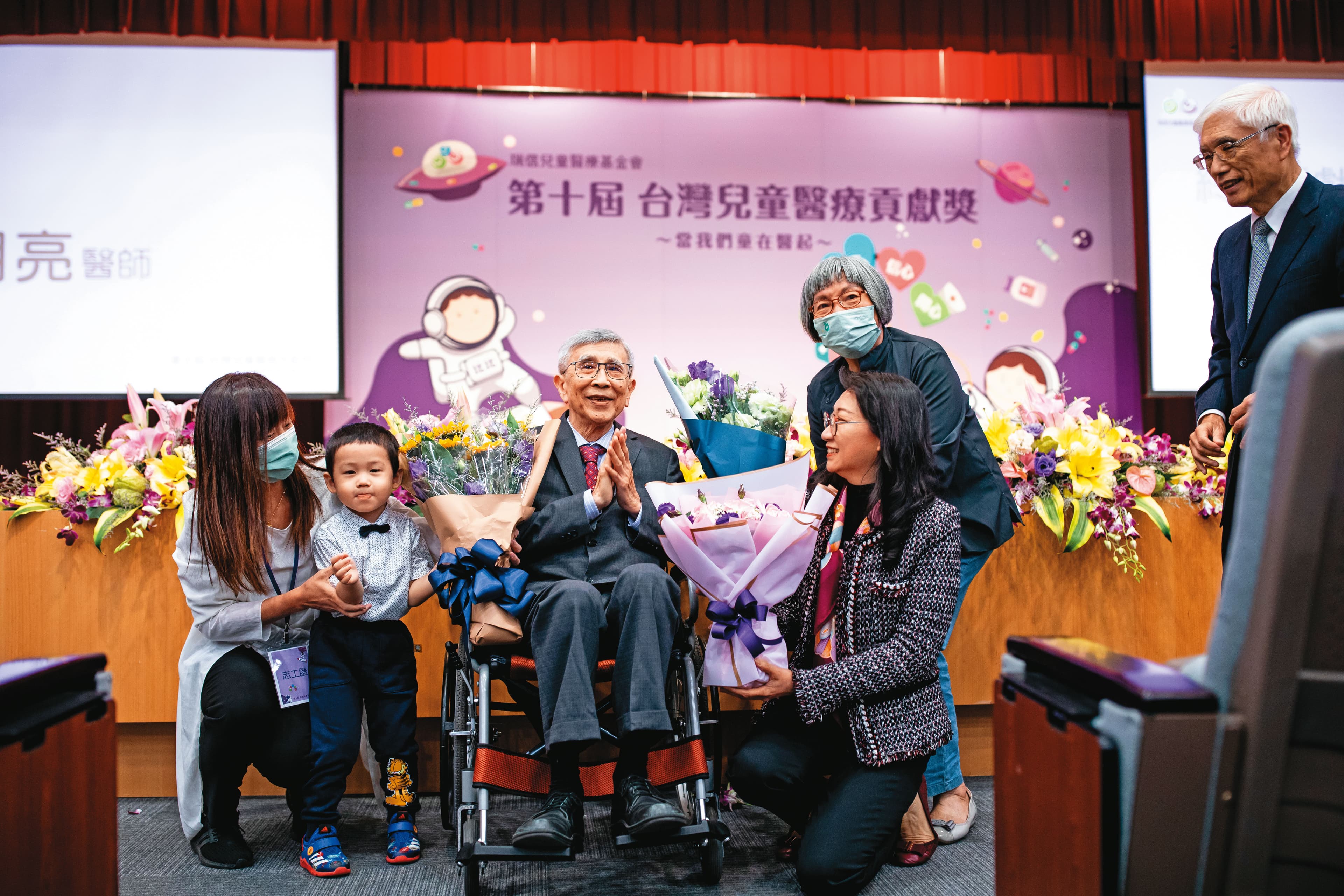 被奉為「台灣遺傳學之父」的李明亮(左三), 在今年四月十五日 獲頒兒童醫療貢獻獎的終生成就獎。