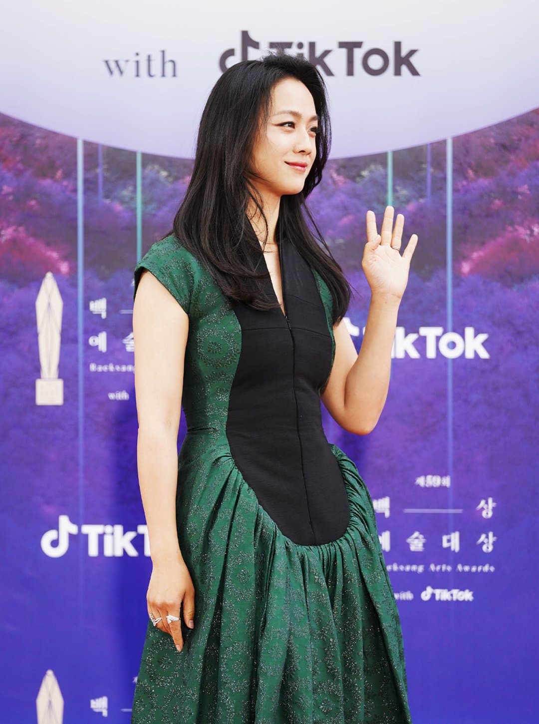 湯唯以《分手的決心》獲得第二座百想最佳女主角獎座。(翻攝TikTok推特)
