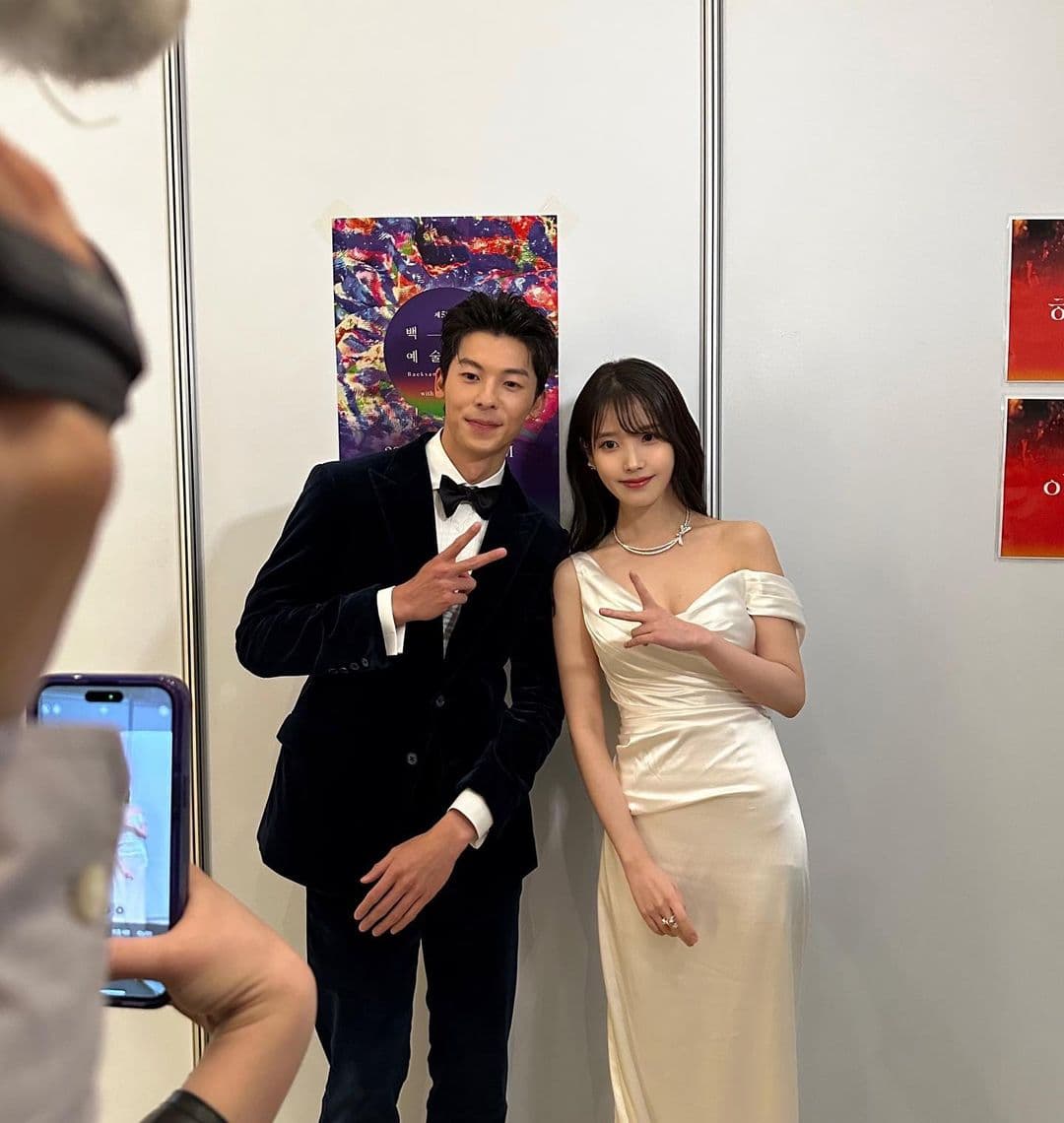 IU(右)分享百想大賞照,唯一合照就是和許光漢(左)。(翻攝自IU IG)
