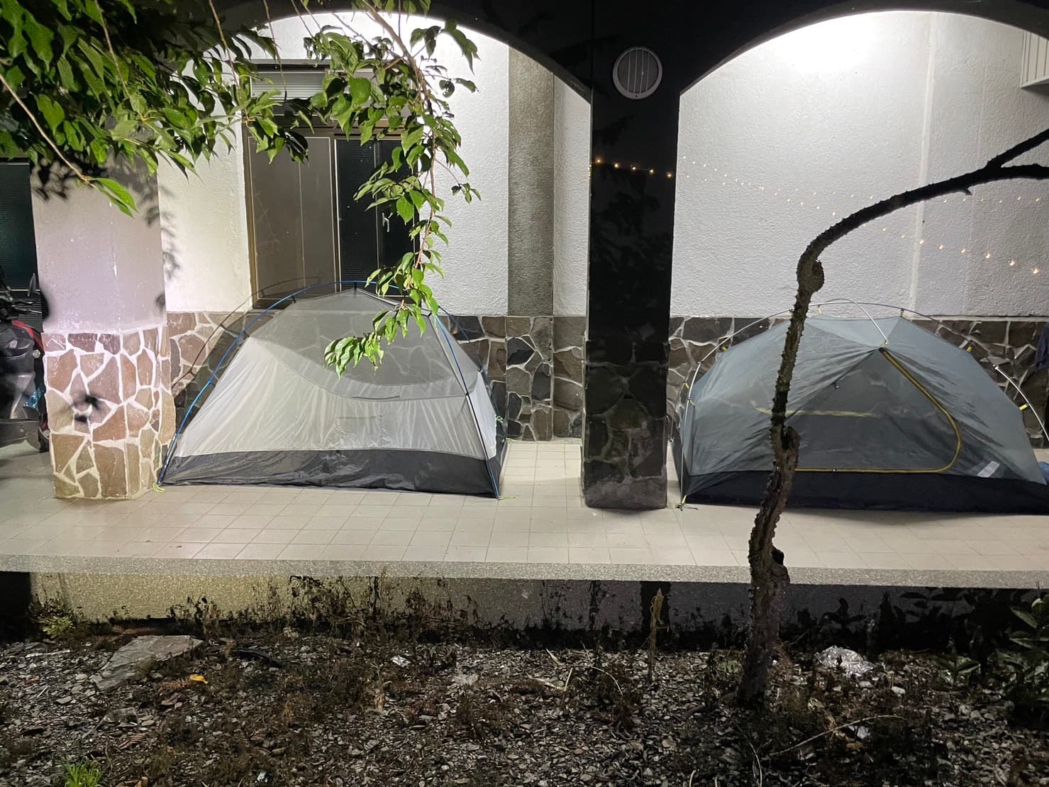 民眾自備帳篷，把教會當營地。（翻攝自楊始皇臉書）