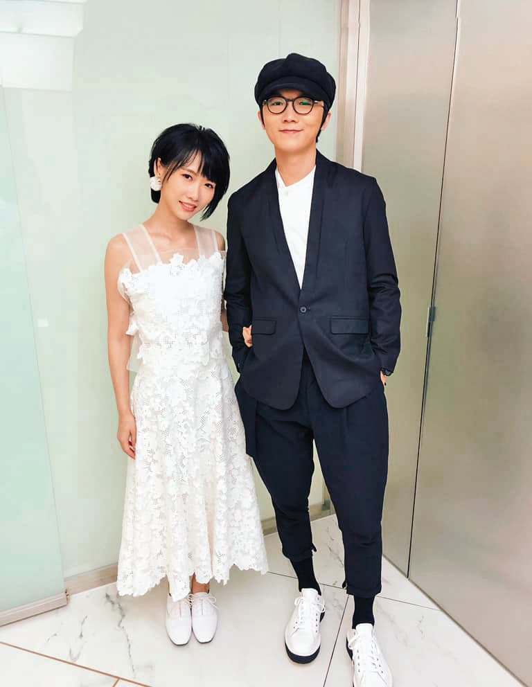 謝震廷(右)曾在前一段戀情剛結束,就宣布與大他3歲的獨立樂團主唱張瑀(左)交往近半年,引發劈腿疑雲。