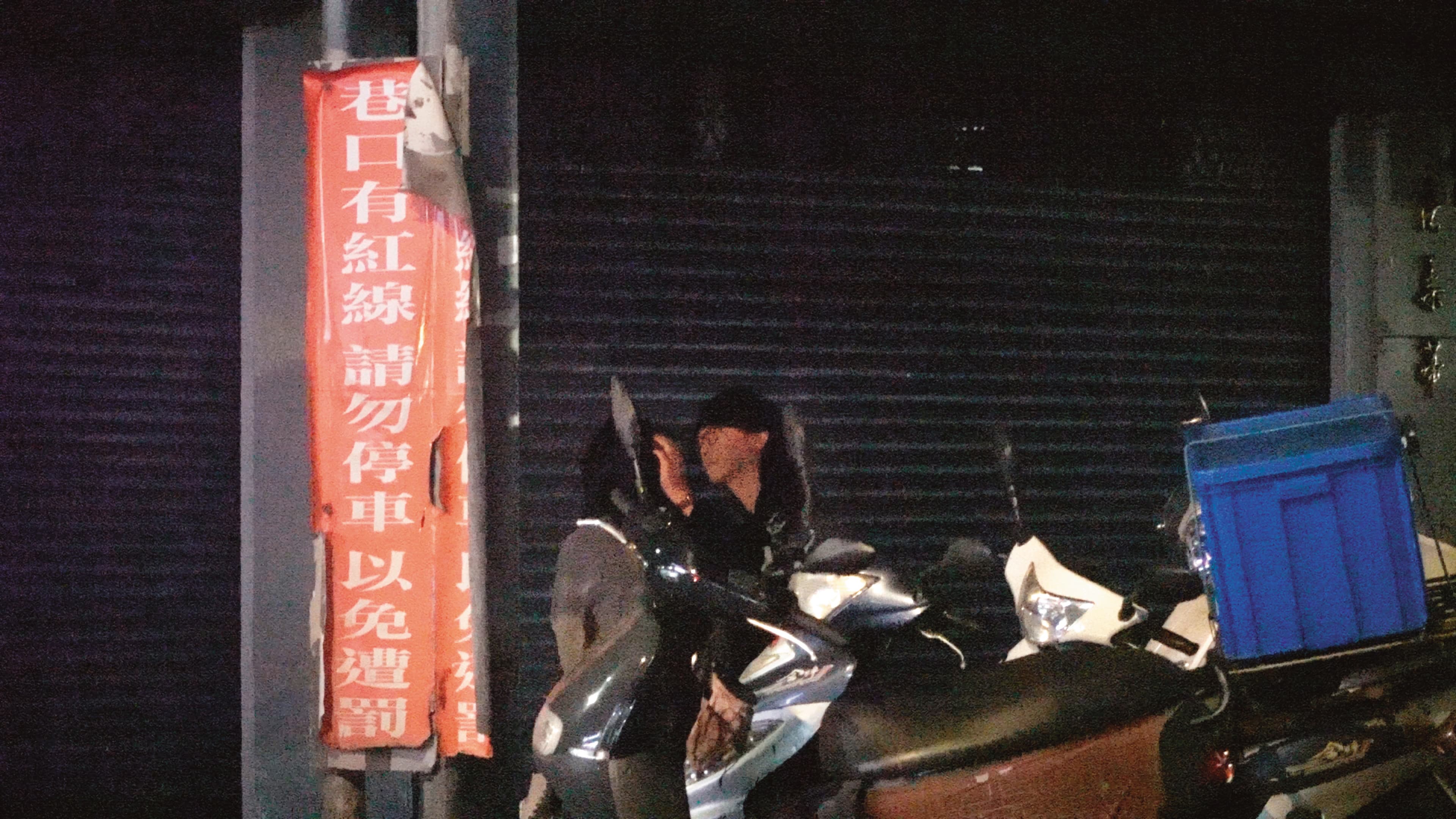 4月13日23:23,謝震廷與大奶妹坐在騎樓的椅子上聊天,還用手輕撫女方頭髮,充滿粉紅泡泡。
