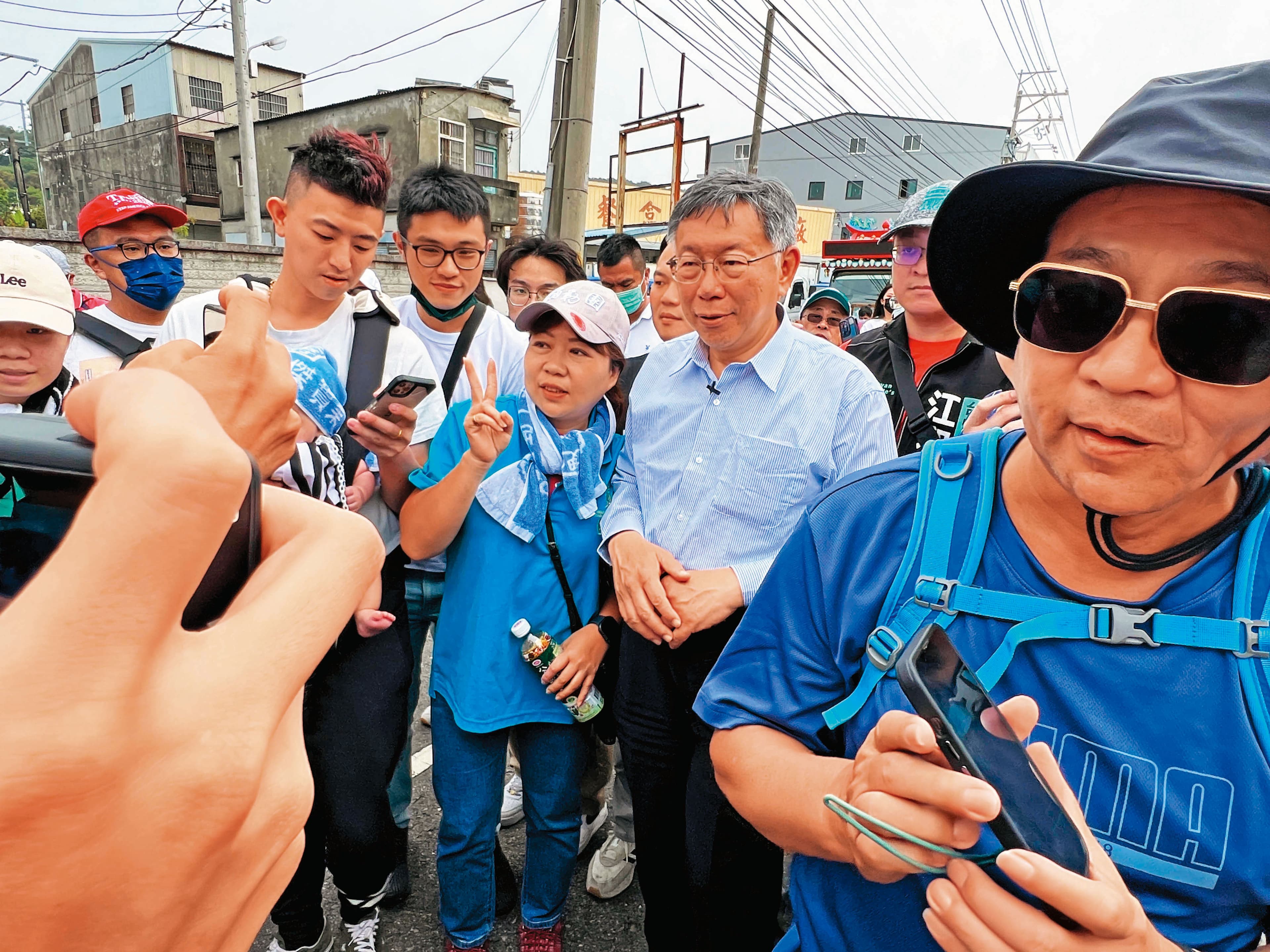 柯參選總統心意已決,訪美返國又馬不停蹄展開陸戰,參與大甲媽祖遶境活動。