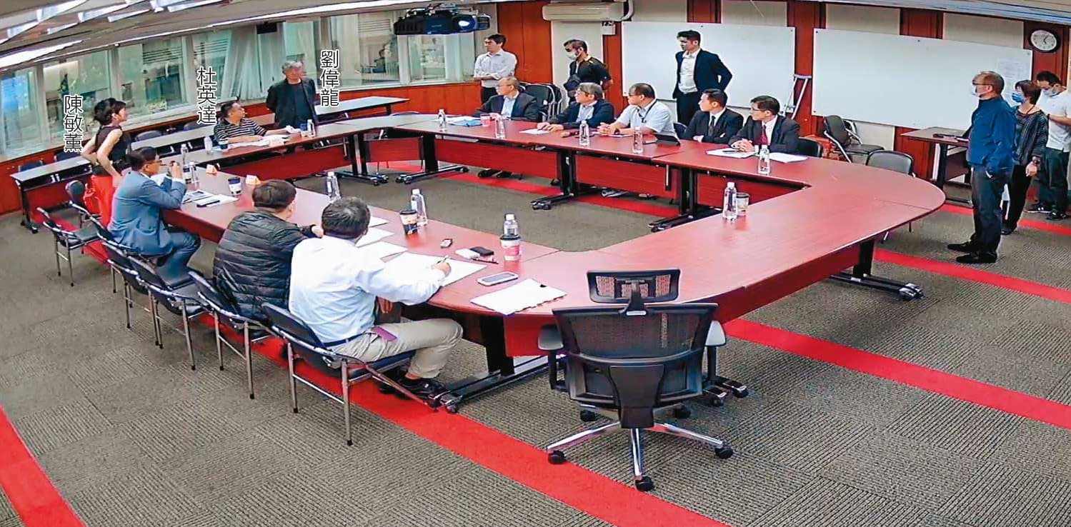 劉偉龍與警方進入會議室,中斷審計委員會進行。(泰山提供)