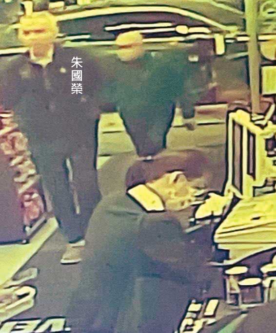 隨後,朱國榮也現身泰山總部1樓超商,準備與劉偉龍、杜英達等人會合。(泰山提供)