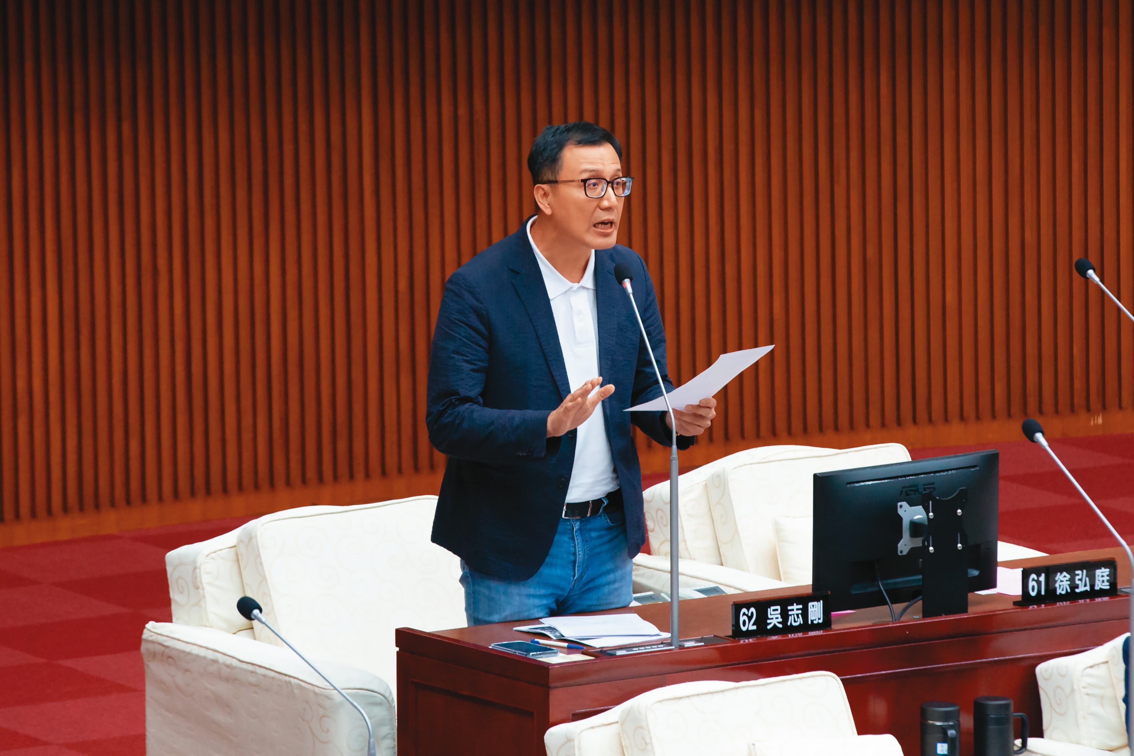 吳志剛4月21日在議會質詢時結巴讀稿,看起來相當緊張。