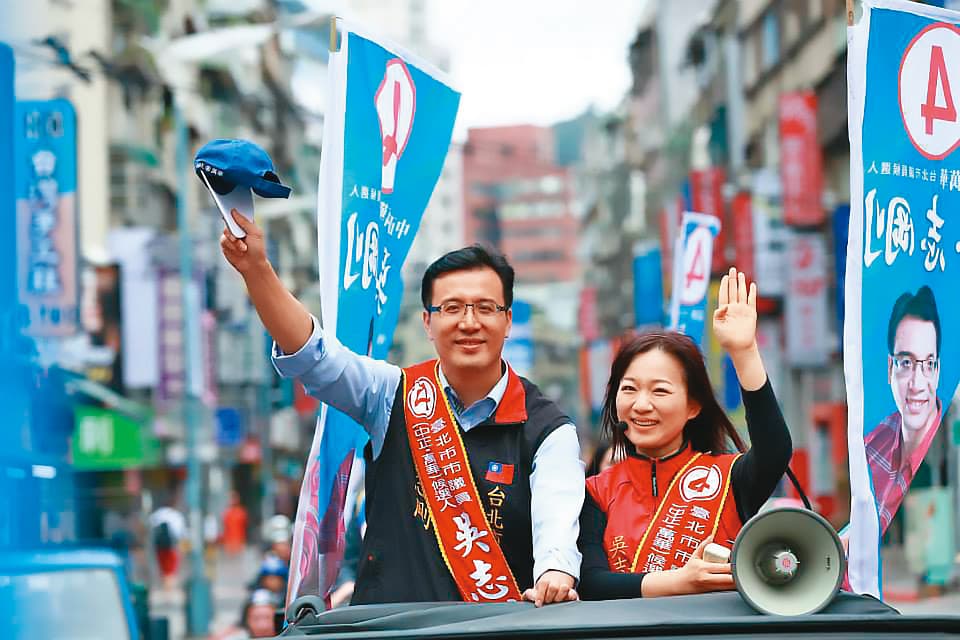 吳妻(右)往昔曾賣力替吳志剛(左)輔選,近期已鮮少與吳在公開場合同框。(翻攝吳志剛臉書)