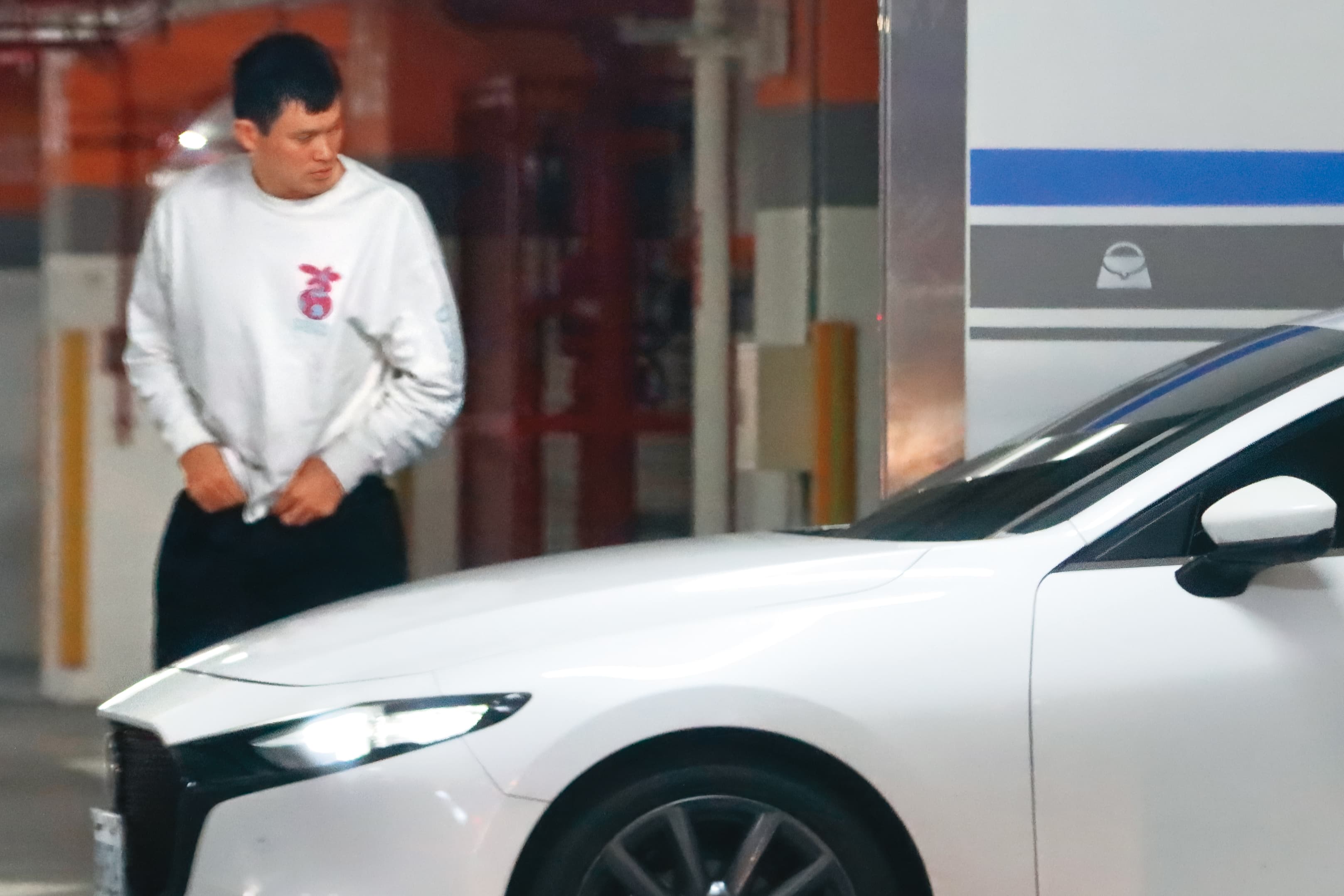 19:29 車到了南港中信園區停車場,胡凱翔下車先整理下半身拉褲頭。