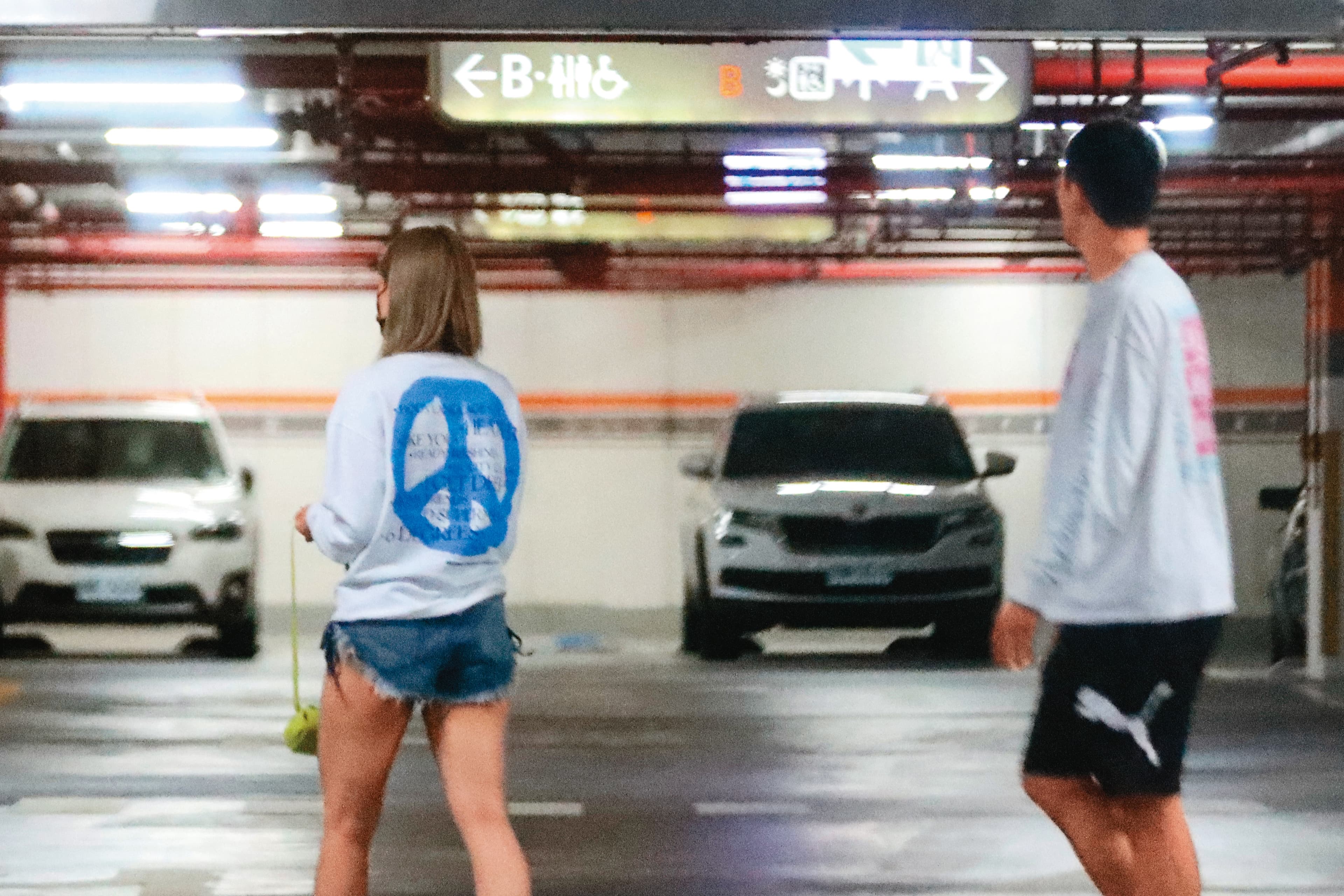 19:31 下車後,兩人準備搭電梯去大樓餐廳。