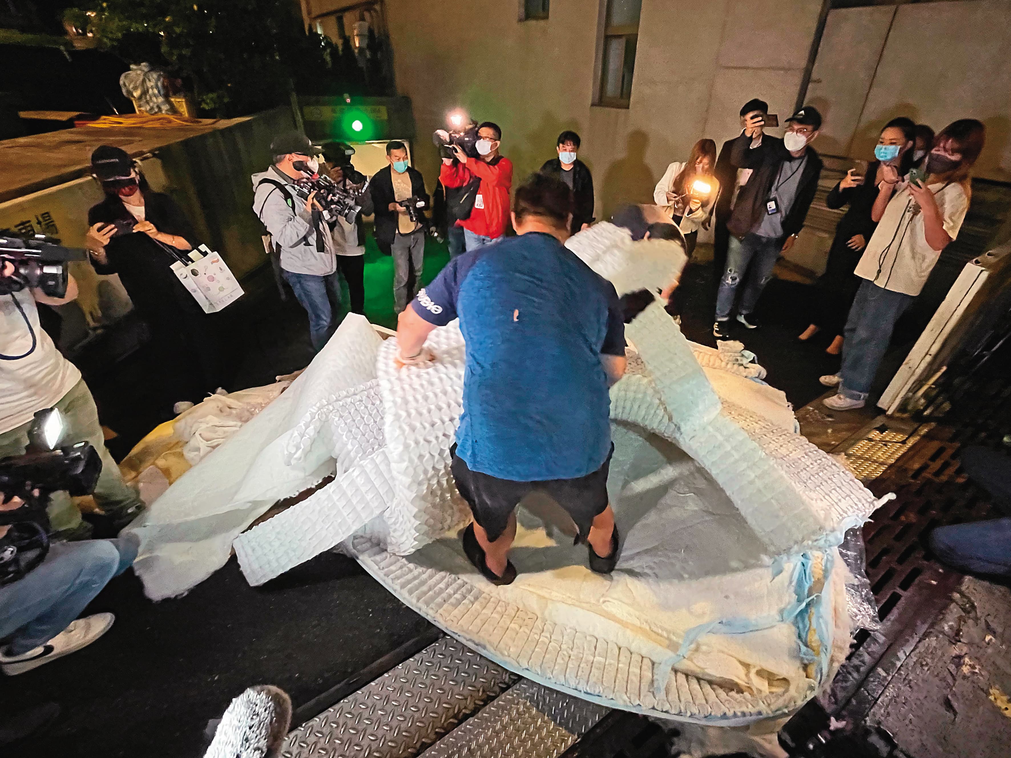 疫情全面開放之前,汪小菲與S家隔空口水戰,彼此也有官司纏身,一時之間砲火隆隆,甚至還把曾經的床墊公開處刑。