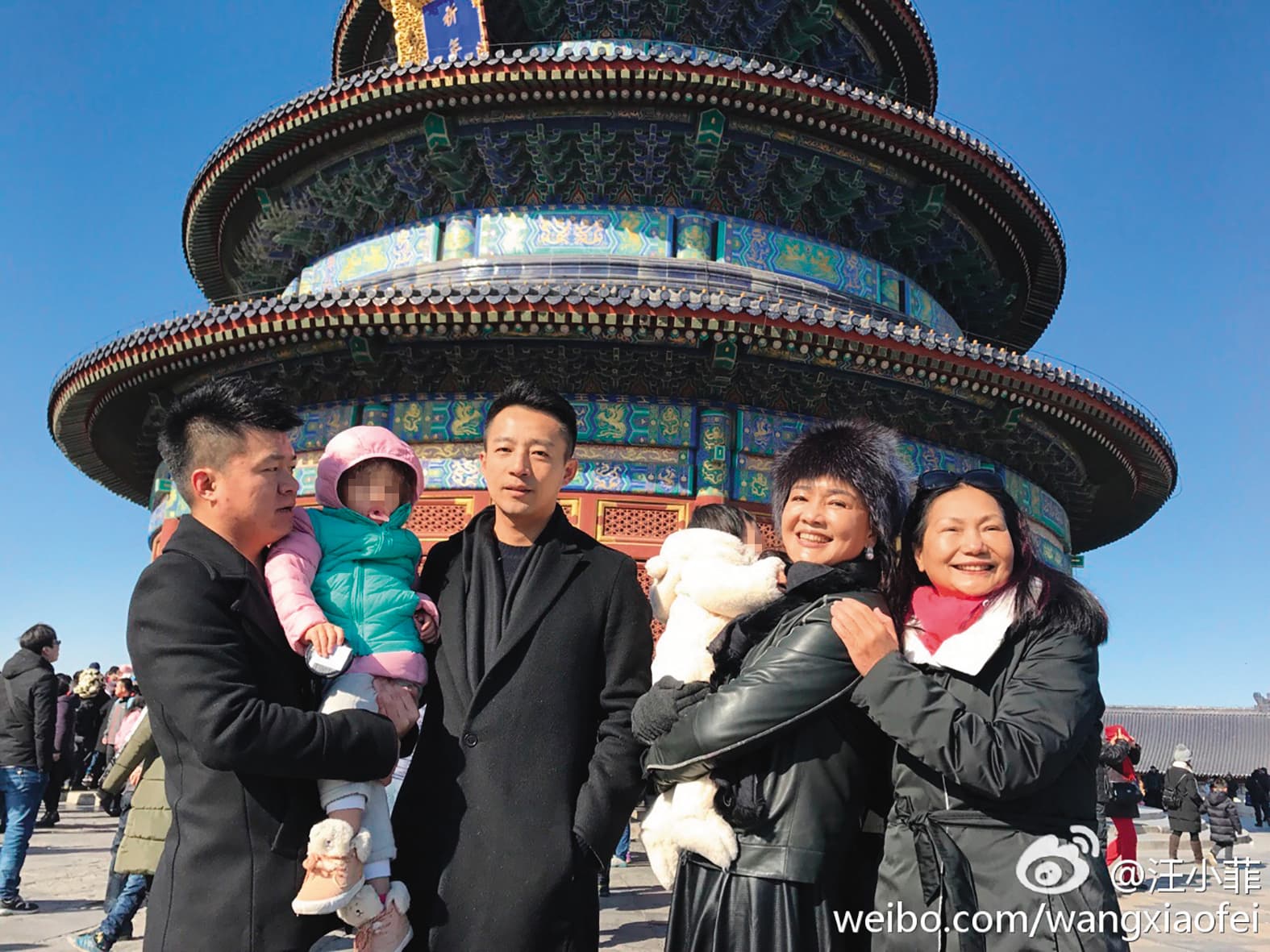 過去汪小菲(左三)曾和媽媽張蘭(右二)、S媽(右一)等人一同出門旅遊,看來還是和樂融融。(翻攝自汪小菲微博)