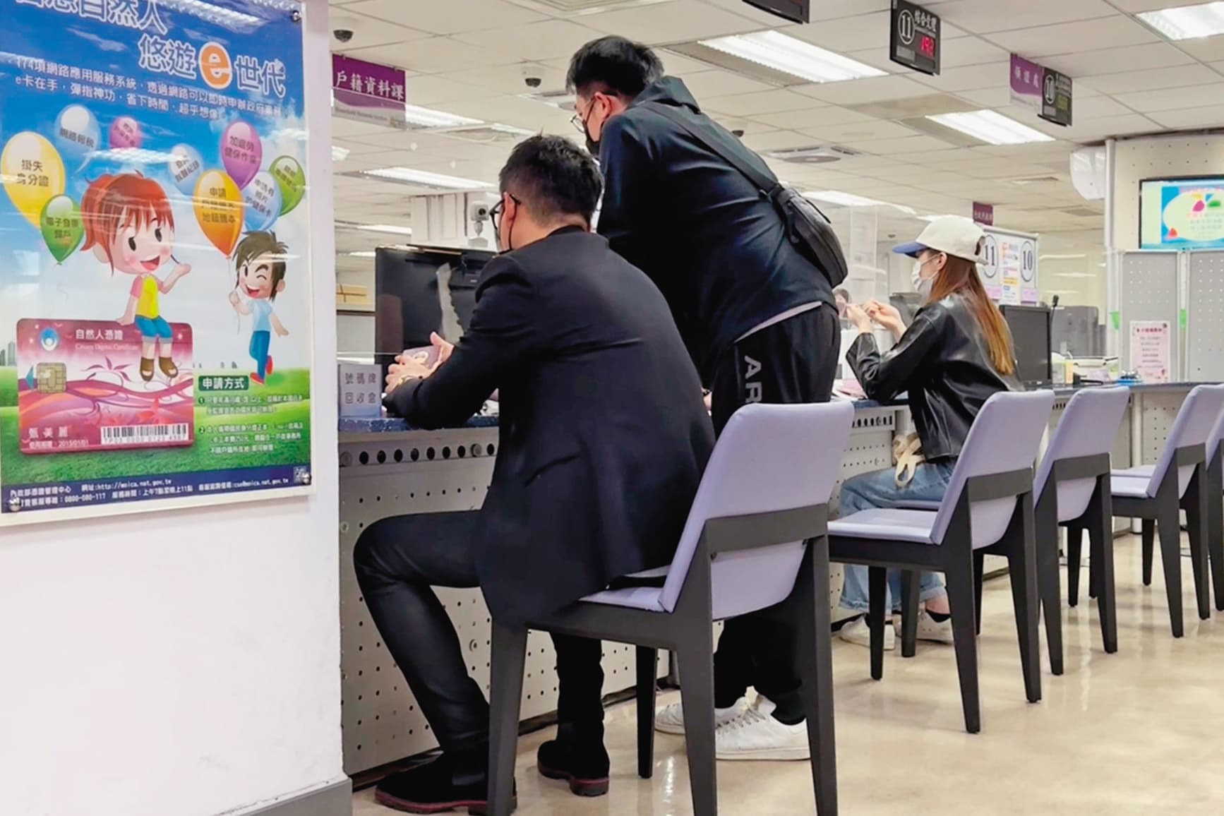 4/24 15:30 到了南港行政中心,汪小菲(左)與工作人員一來一回,似是辦理來台的種種手續。