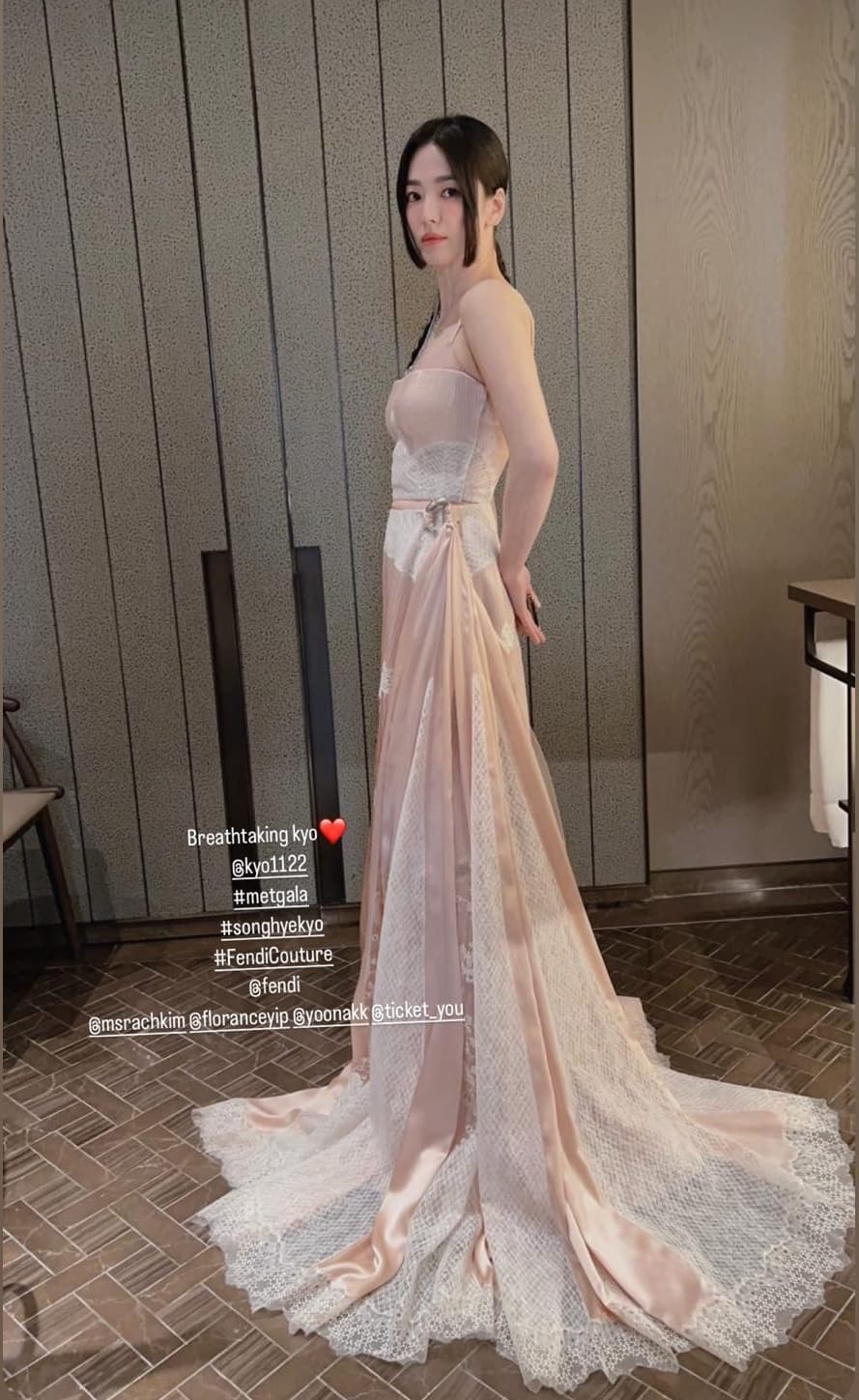 宋慧喬以FENDI 2023春夏高訂禮服參加Met Gala時尚盛典,外國粉絲稱讚她像瓷器娃娃一樣漂亮。(翻攝宋慧喬IG限動)