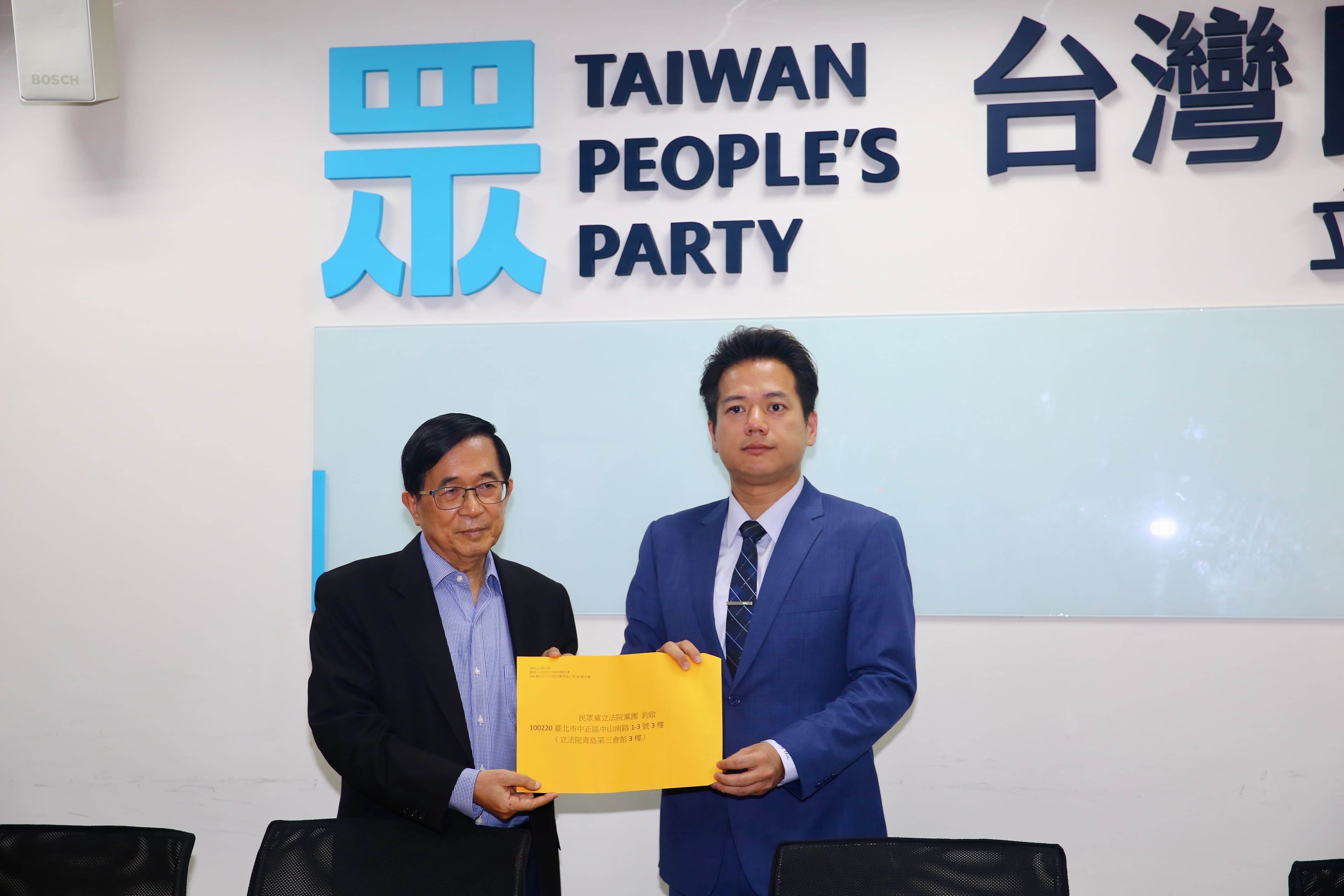 陳水扁（左）前往民眾黨團遞交請願書。
