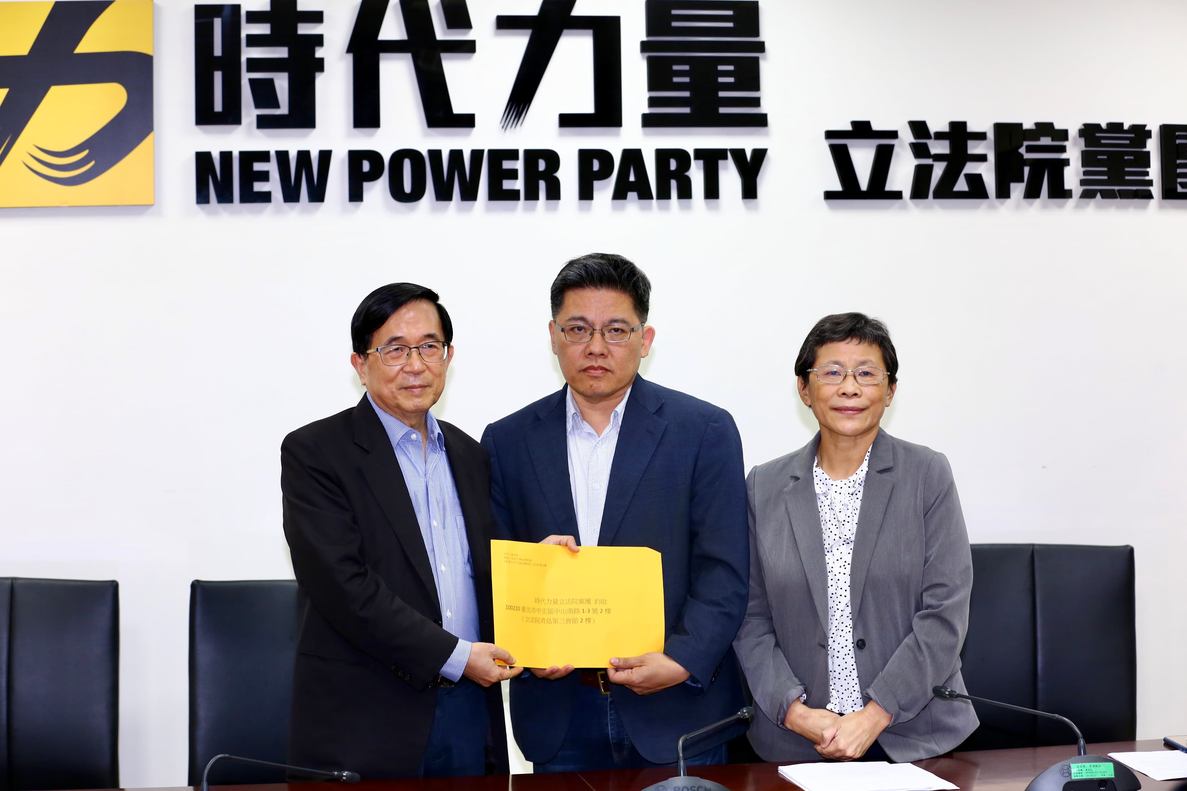 陳水扁（左）前往時代力量黨團遞交請願書。