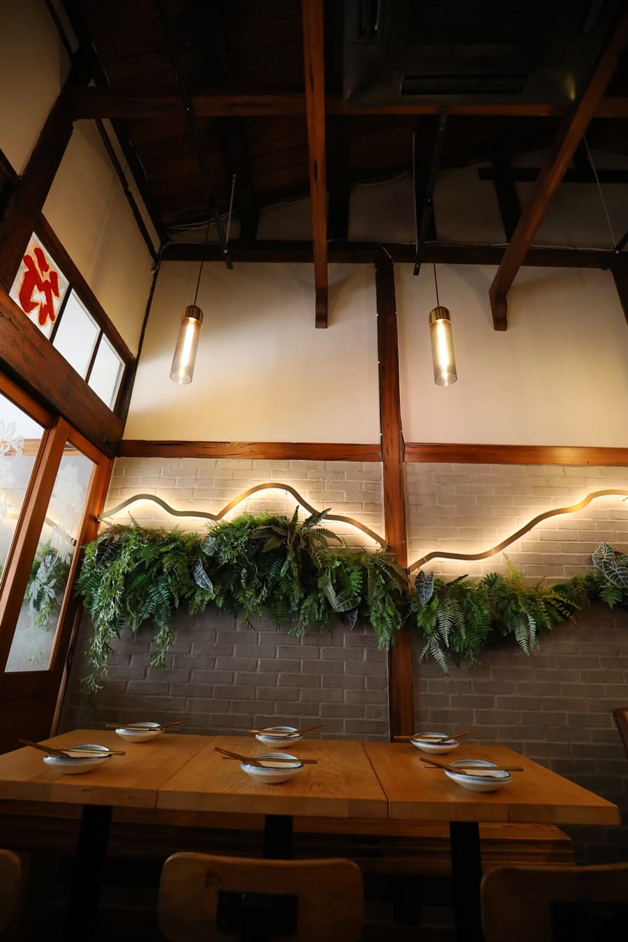 綠色植栽與金屬飾條象徵阿里山日出與稜線。