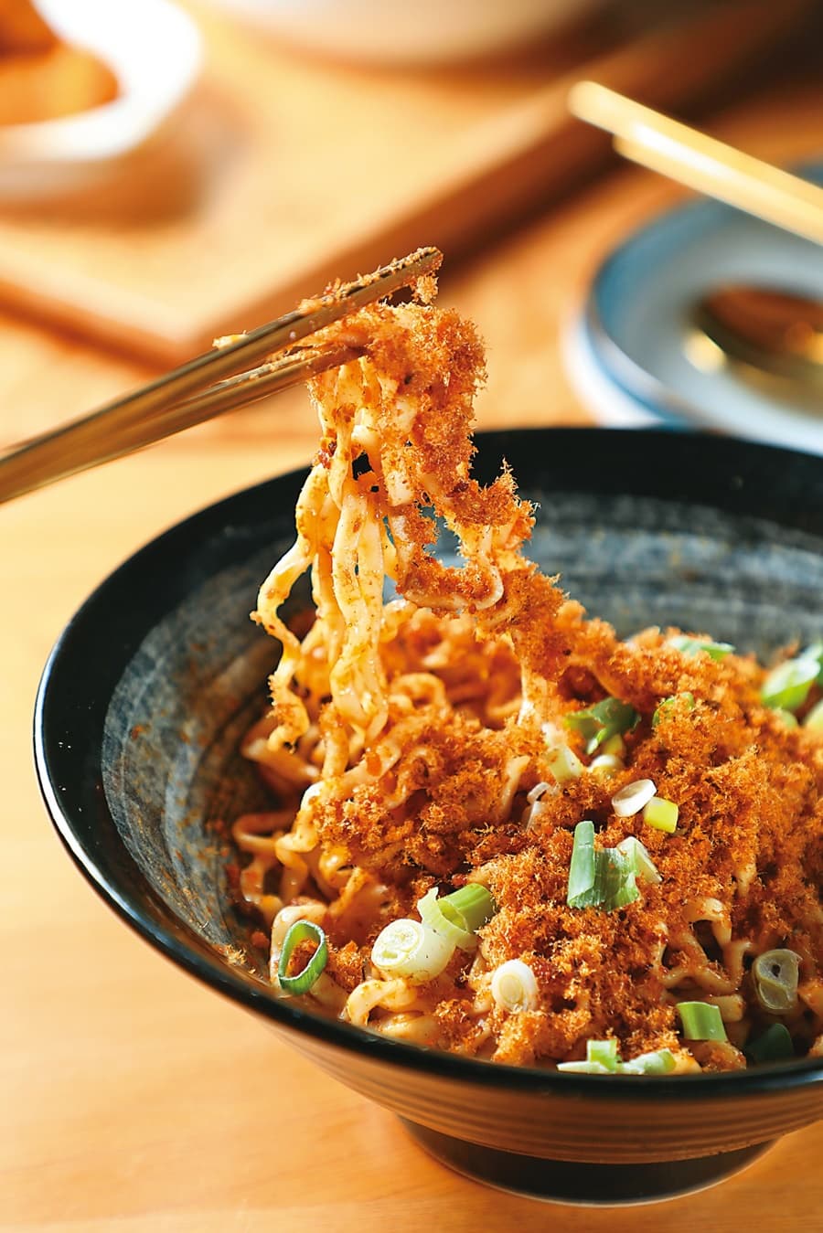 加料版的「小聰明魚鬆拌麵」適合在喝酒前吃一碗。(100元/碗)