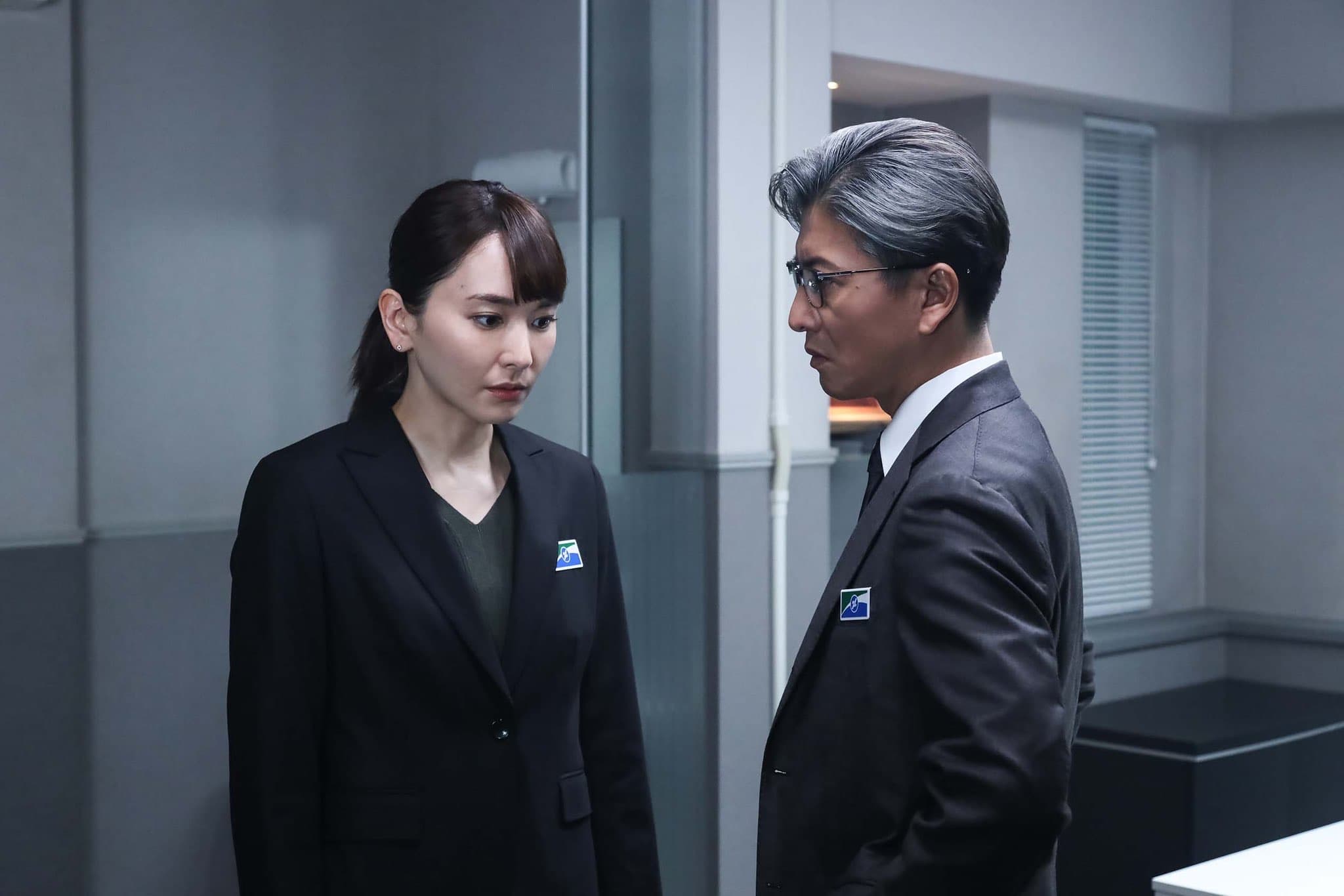 新垣結衣表示木村拓哉在讀本或彩排時都很細心,會跟大家溝通,一點也不像「風間公親」的嚴厲。(翻攝風間公親 - 教場0 -推特)