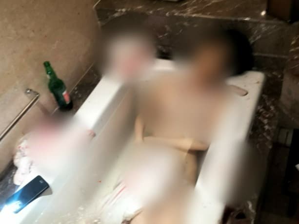 女子則被發現全裸死在浴缸內。(翻自《Radar Bali》)