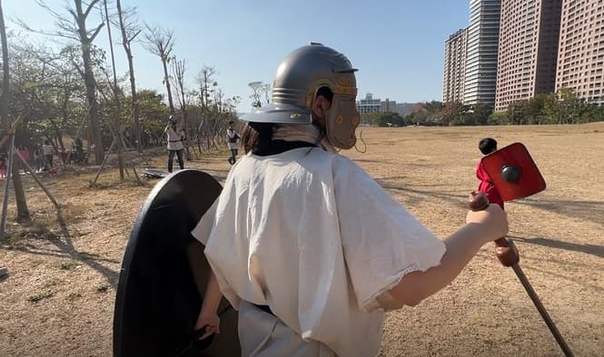 不知為何,寶劍握在我手裡,看起來很像拿著登山杖。