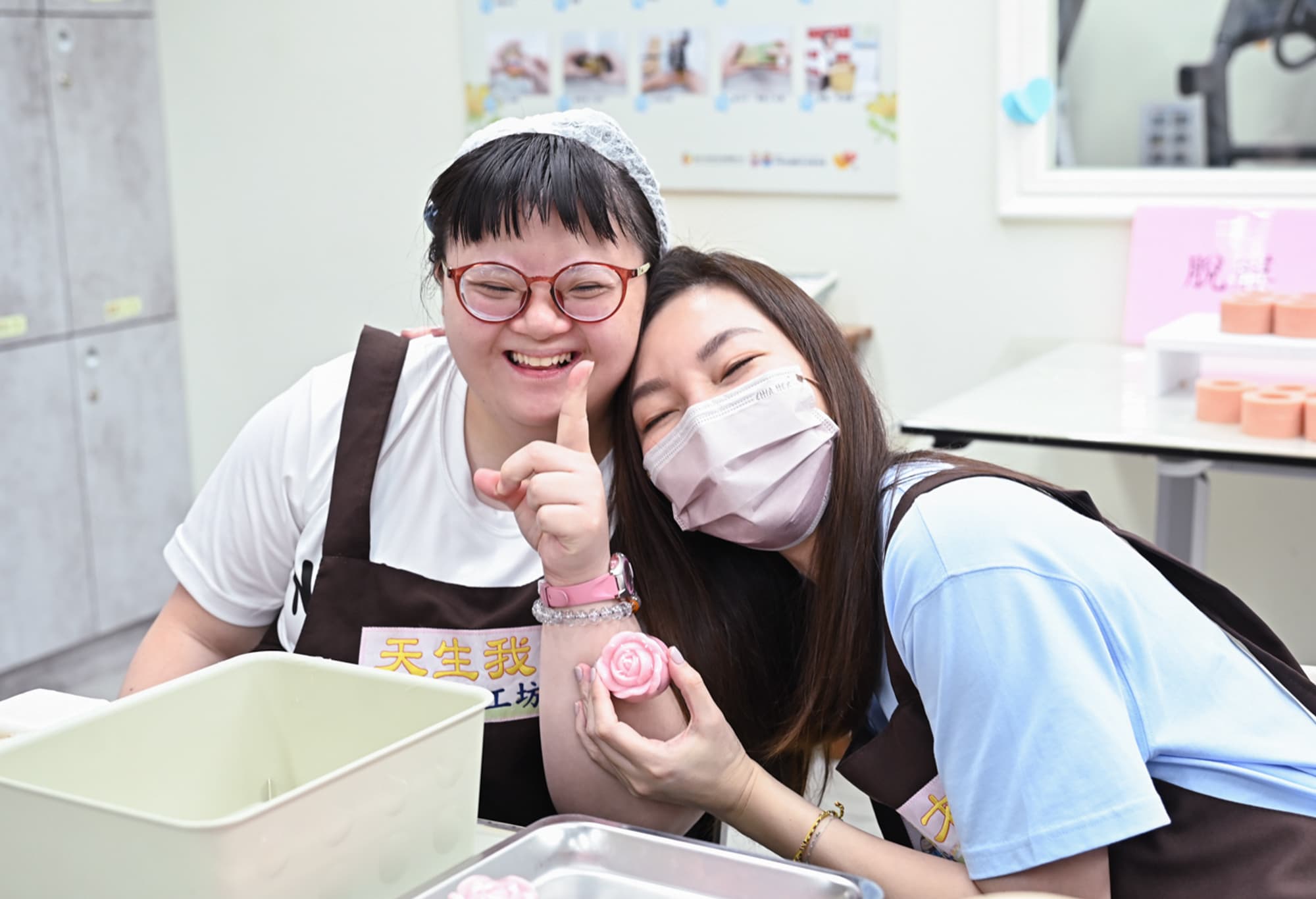 曾馨瑩與唐寶寶一起製作玫瑰手工皂。(翻攝唐氏症基金會臉書)