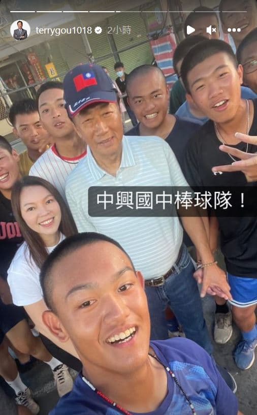 郭台銘夫婦與中興國中棒球隊合影。(翻攝郭台銘IG)