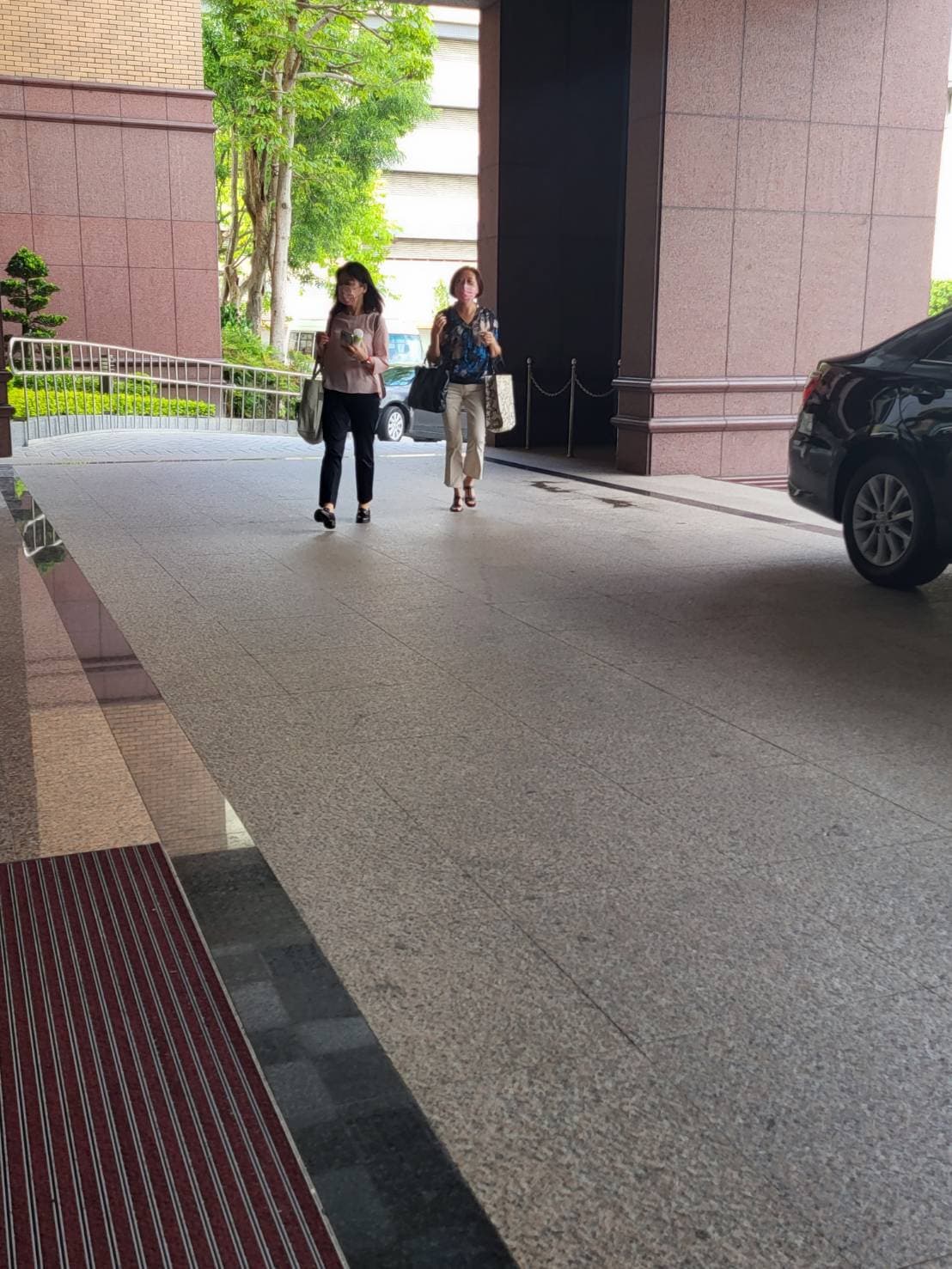 高檢署檢察官黃錦秋(著粉紅上衣)在律師姊姊陪同下,向檢評會說明。
