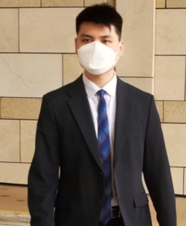 李永熙出庭辯稱自己為了治療陽痿,才在下體貼著跳蛋,不是故意性騷擾。(翻攝YT頻道芒向編輯部)