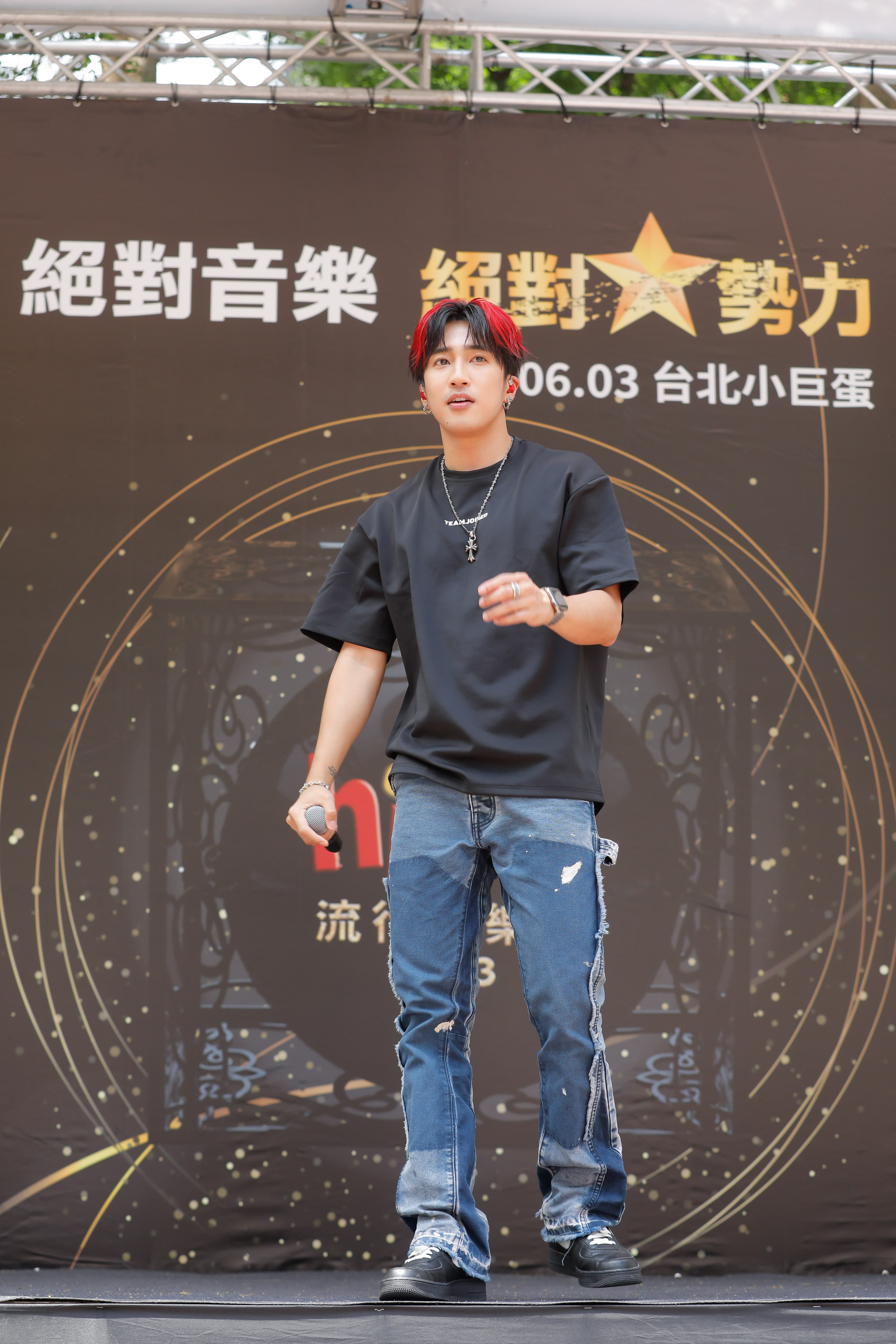 婁峻碩前陣子拍〈RISE〉MV時,在拍開車甩尾戲碼時差點撞到貨櫃。