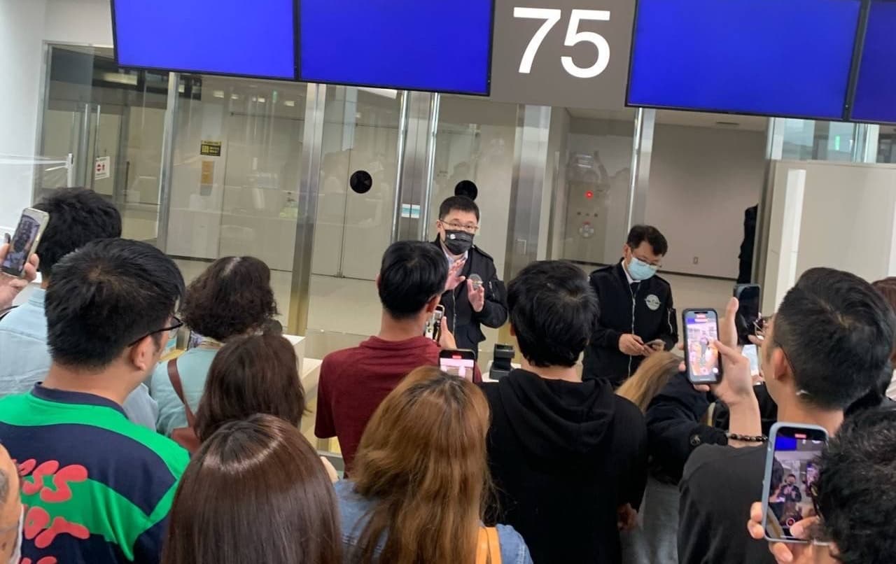張國煒7日一早親飛日本向旅客當面致歉。(翻攝自PTT)