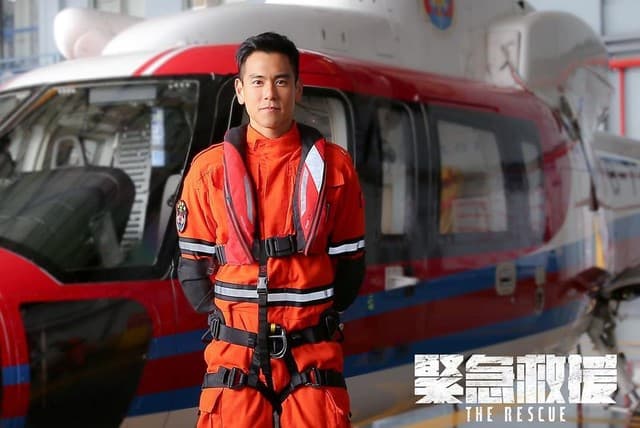 台灣鄉民的標配尺寸是30公分,彭于晏明顯超過...(不爭氣往右彎頭Zoom in放大圖片確認)(翻攝自《緊急救援》微博)