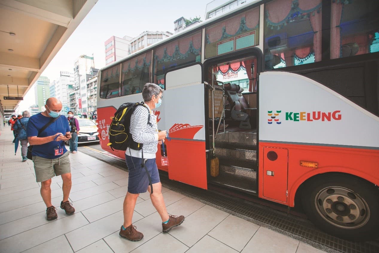 基隆市政府觀銷處推出觀光巴士帶郵輪旅客暢遊基隆。