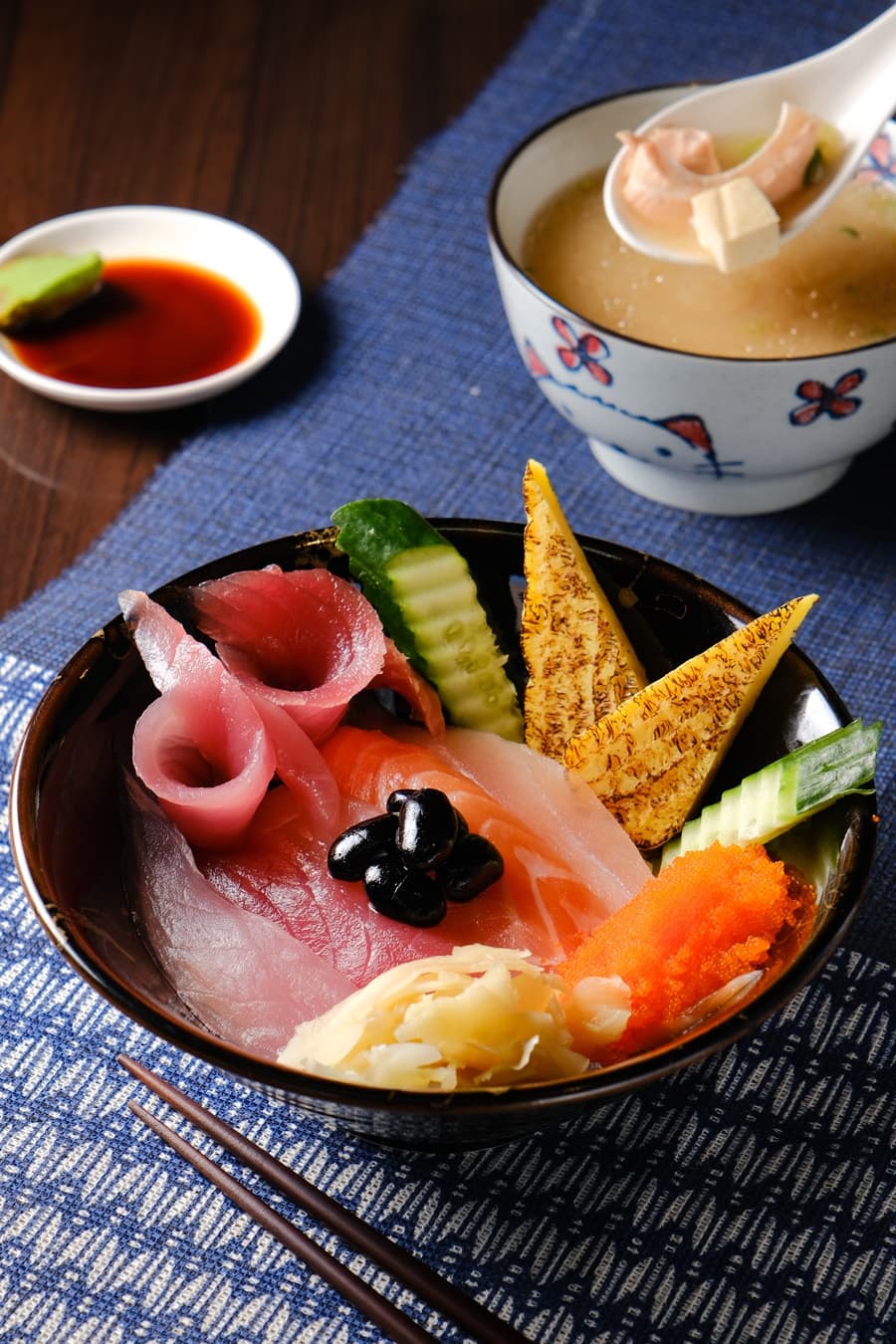 「鈺 刺身丼」熱賣的「綜合生魚飯」，是店內招牌。